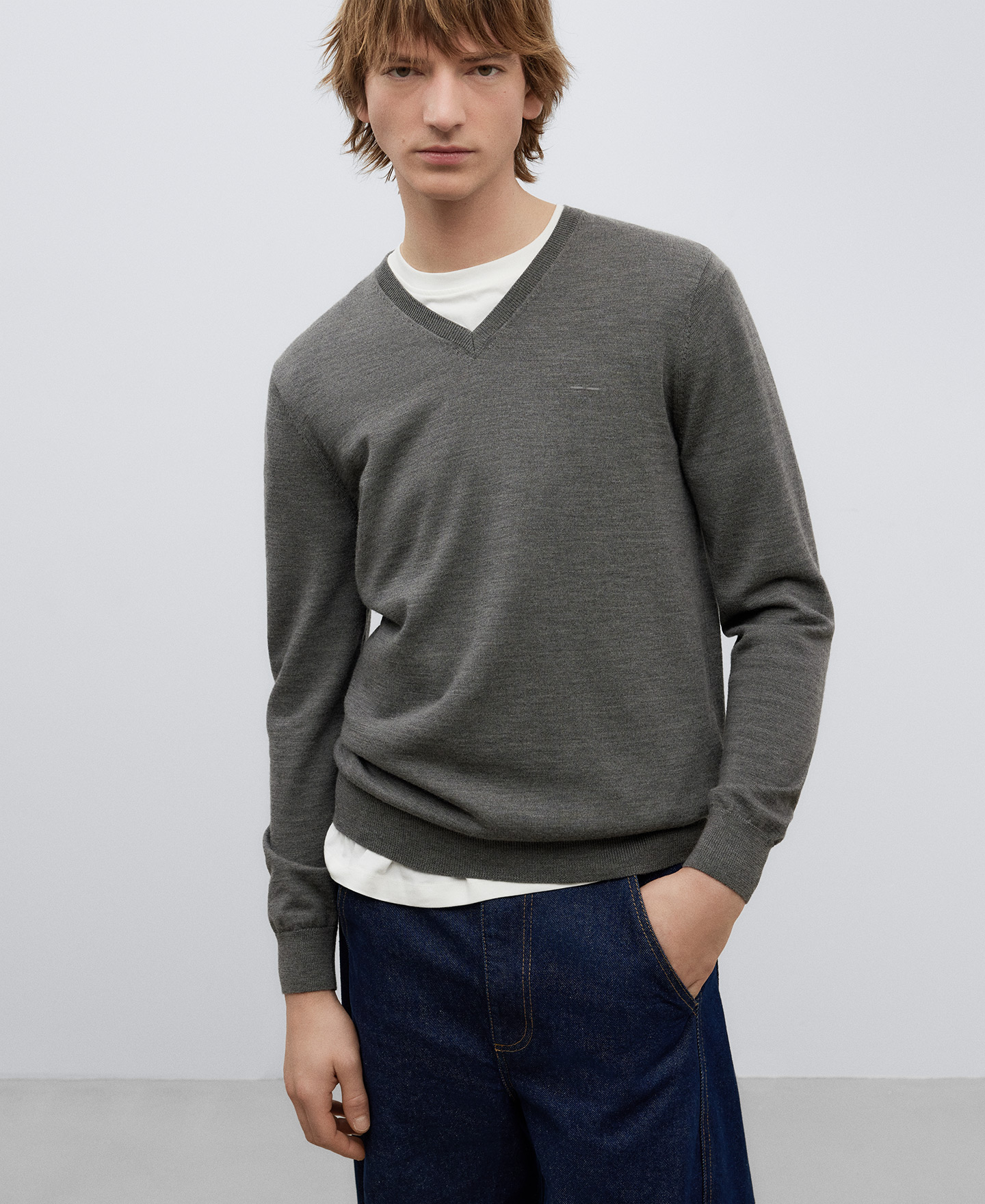 Merino wool V-neck sweater for men image number 0