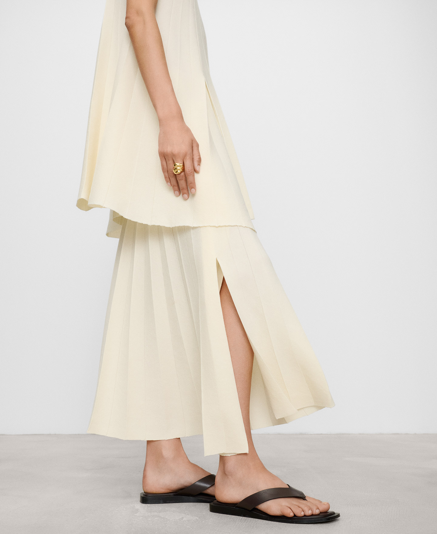 Halter-neck pleated knit top image number 3