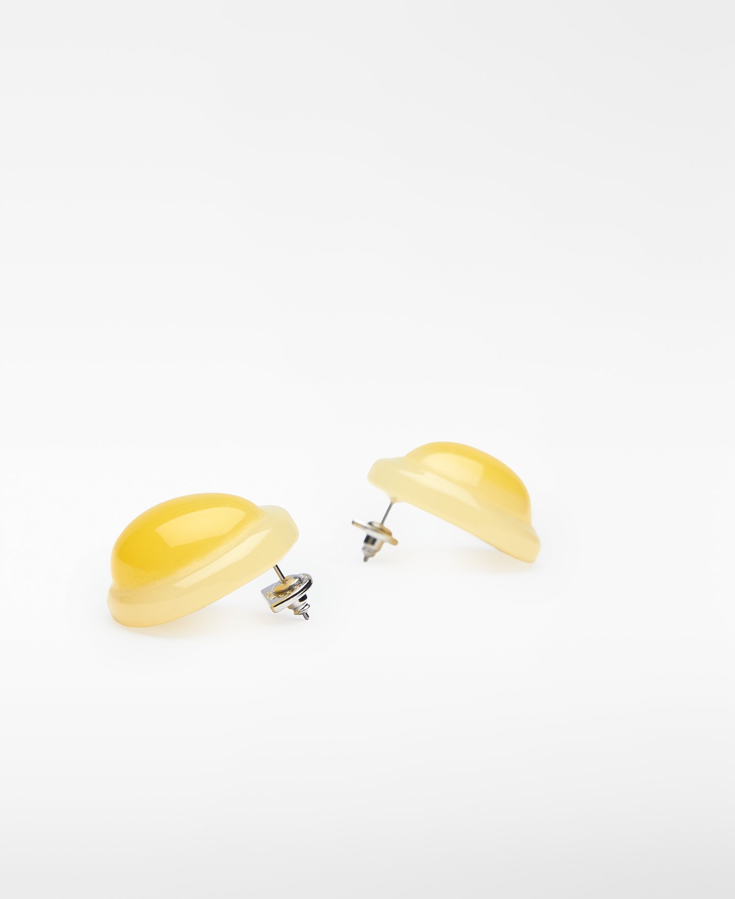 Two-tone resin circular earrings image number 2