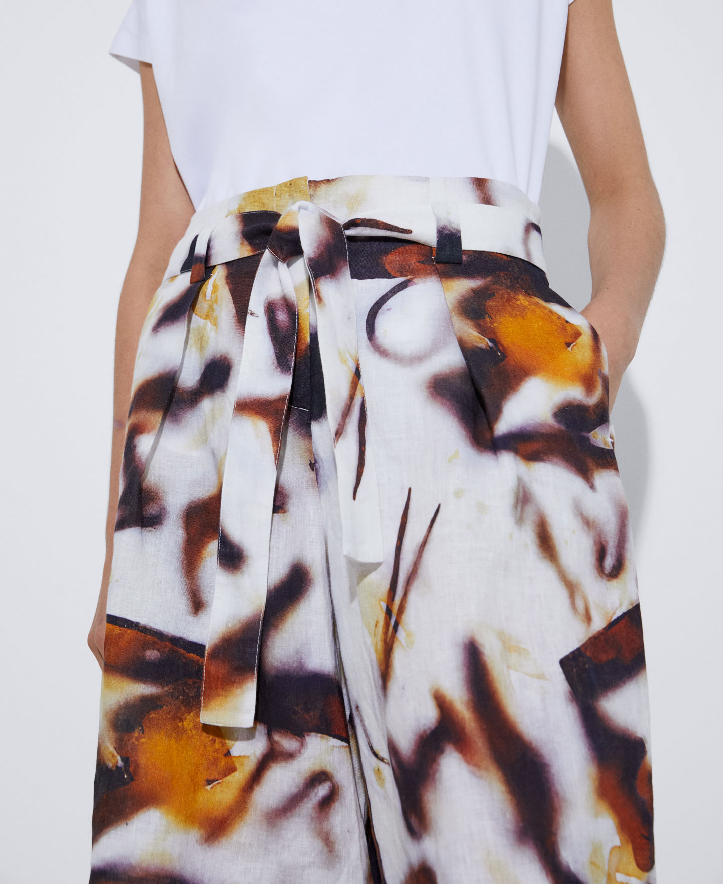 Knee-length linen Bermuda shorts image number 3