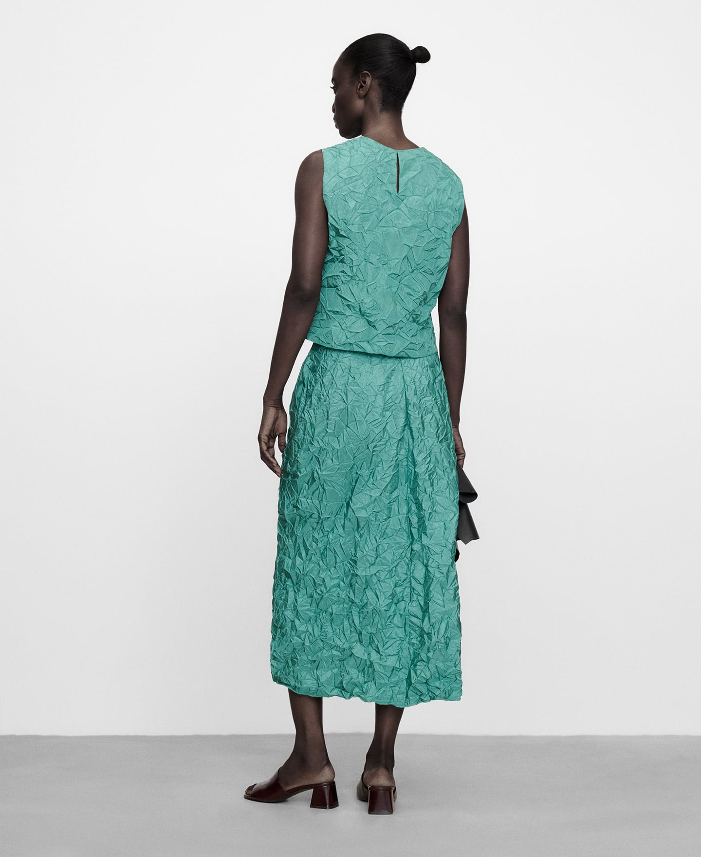 Wrinkled-effect satin midi skirt image number 2