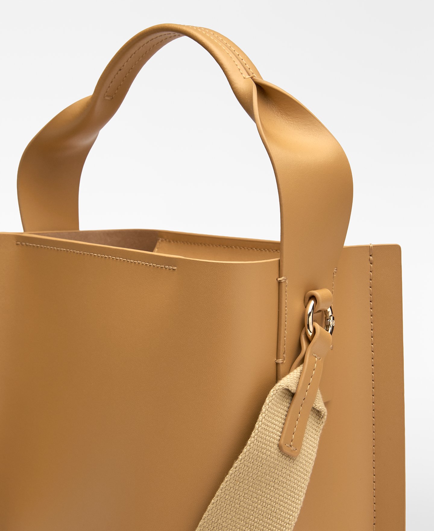 Bolso bucket asim&eacute;trico Mica image number 2