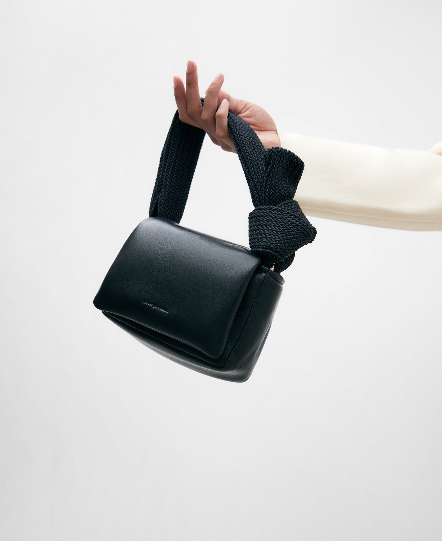 Responsible leather shoulder bag woman image number 4