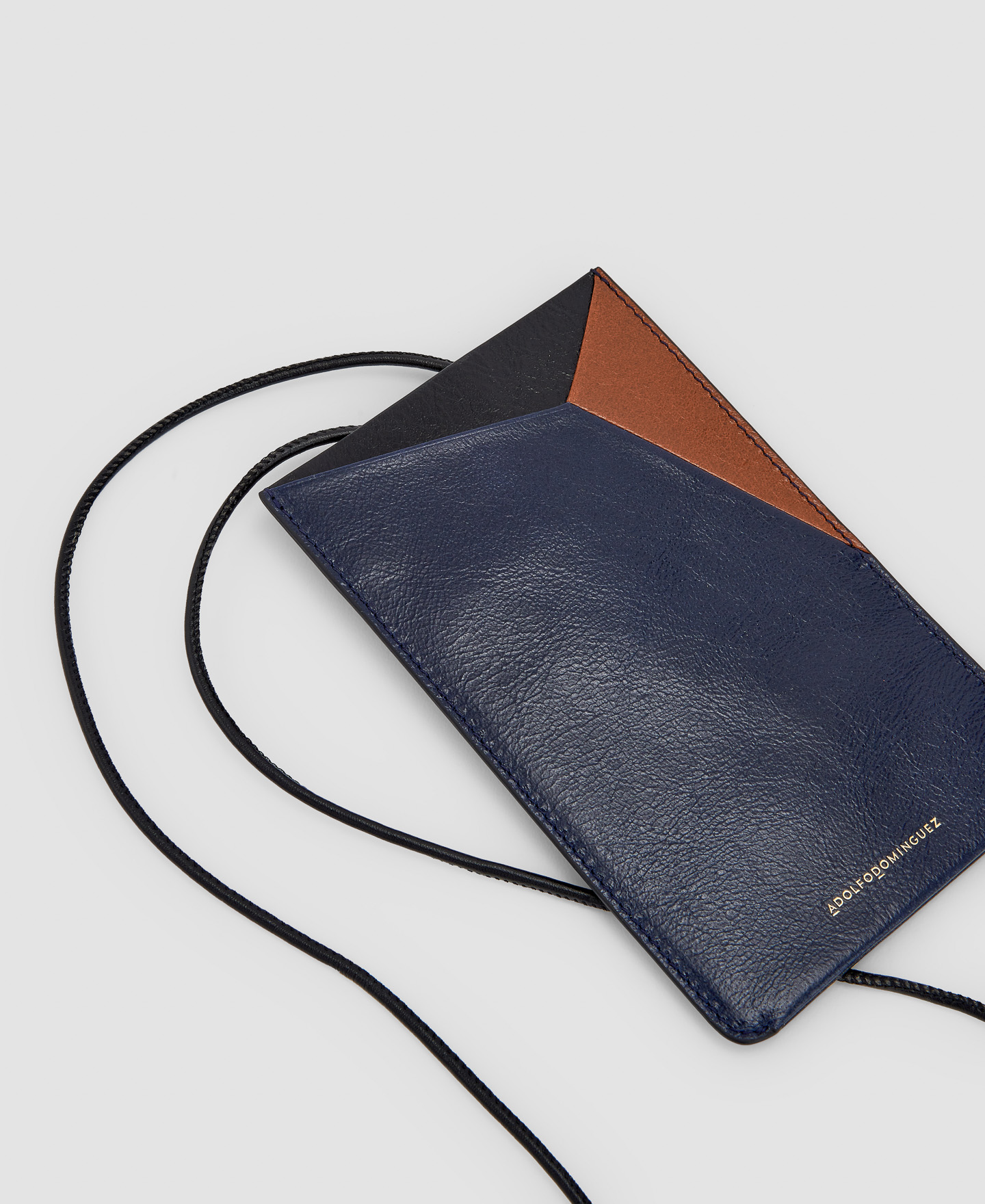 Cracked leather mobile phone holder image number 1
