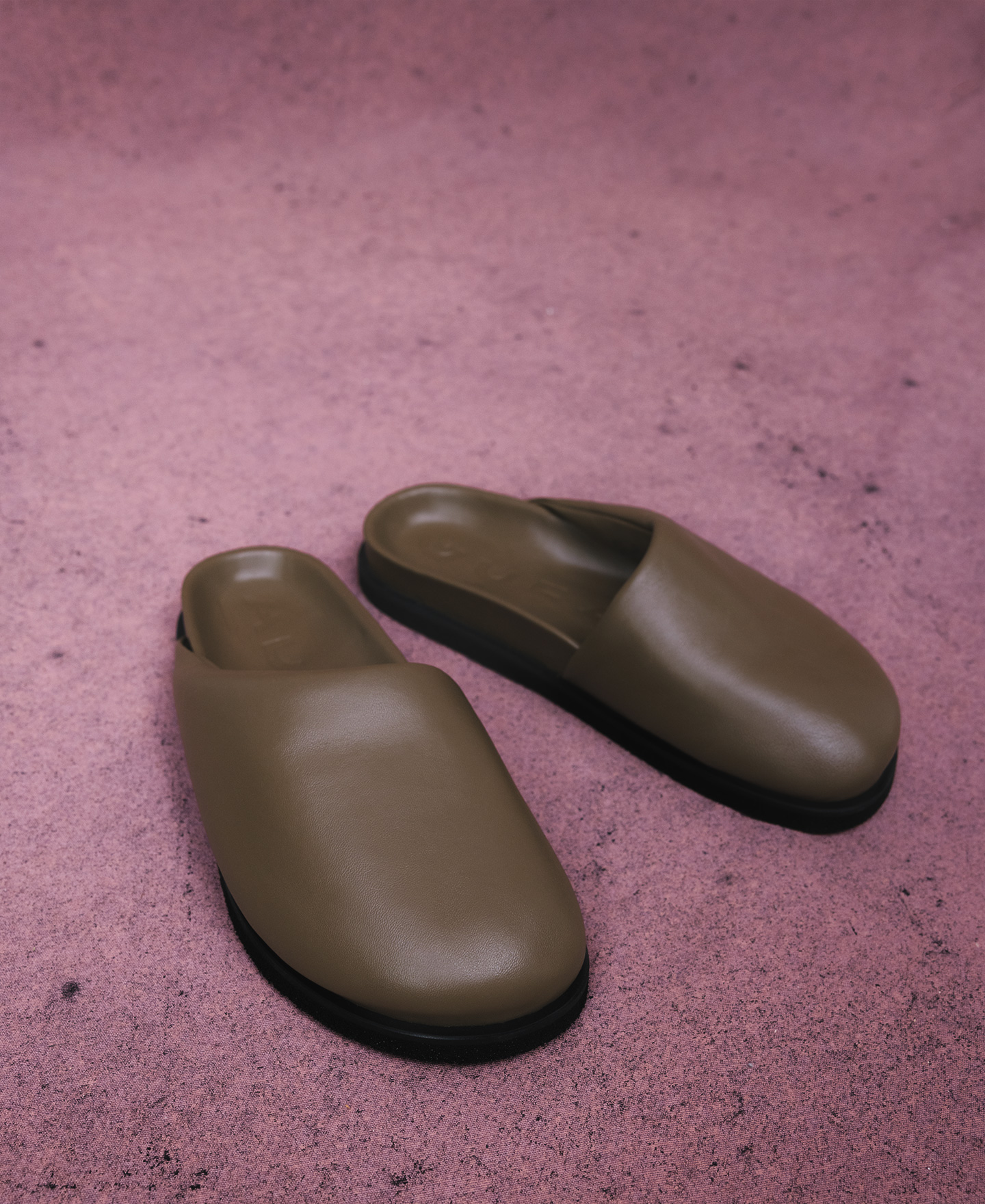 Padded responsible leather clog woman image number 3