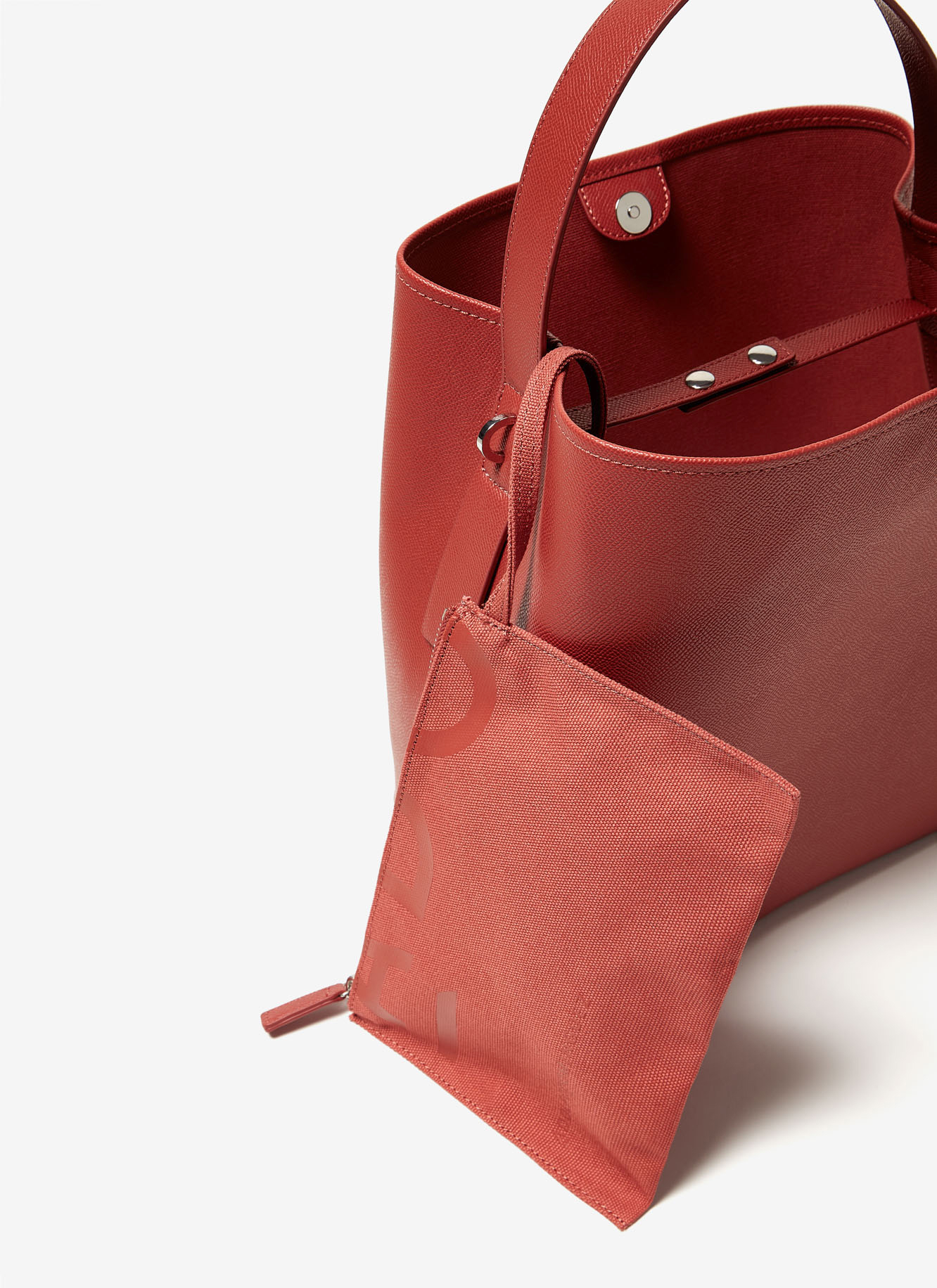 Bolso cubo efecto saffiano image number 3