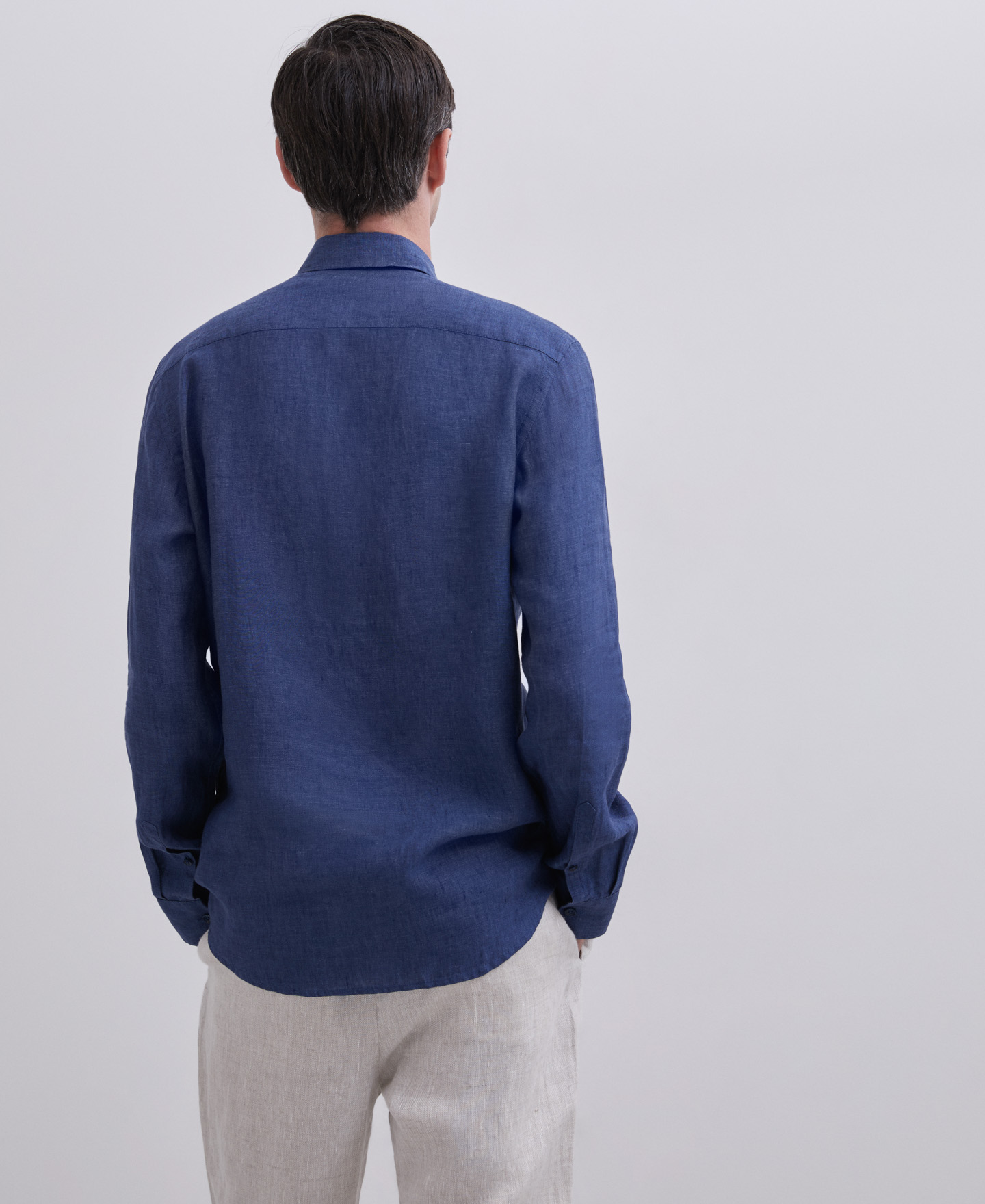 Camisa blanca cuello camisero en lino image number 2
