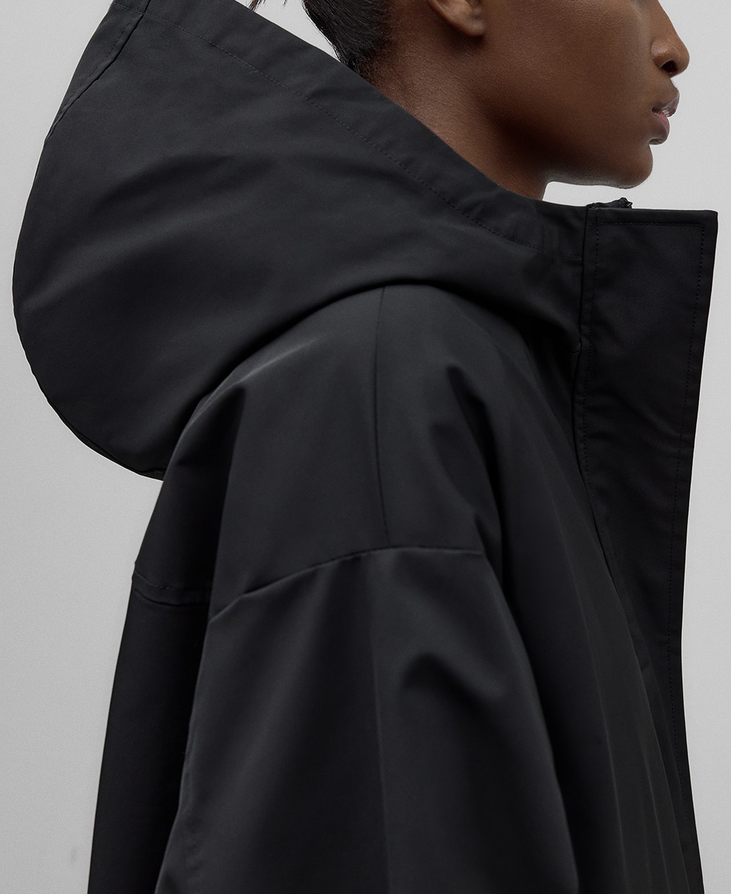 Parka larga con capucha nailon mujer image number 3
