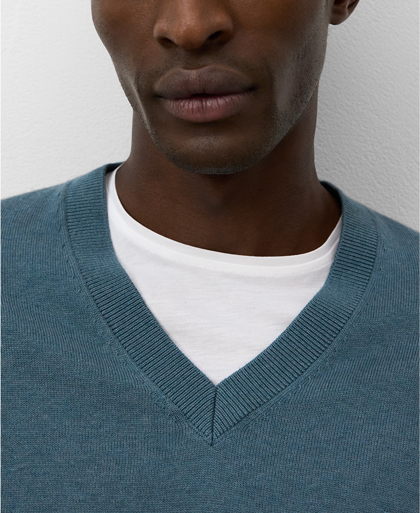 Regular fit V-neck sweater image number 3