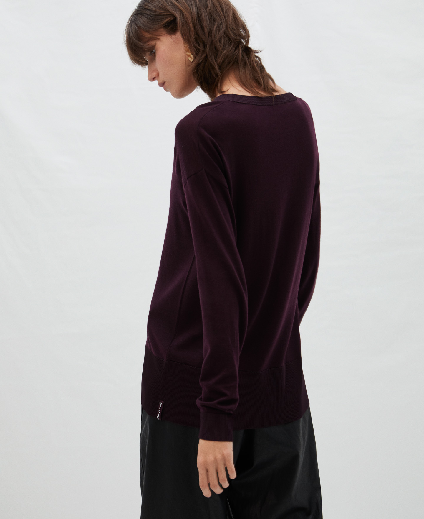 Jersey escote pico en lana merino image number 2