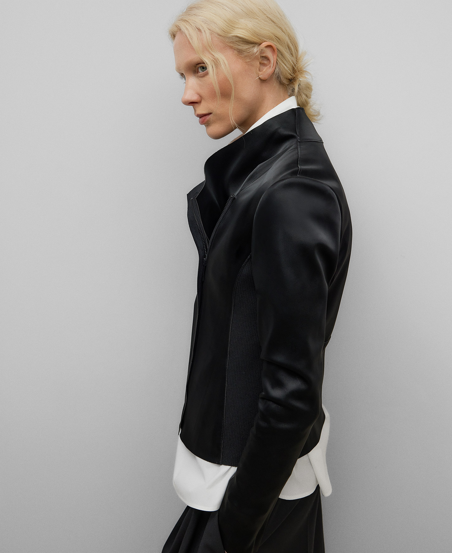 Chaqueta biker en textura piel image number 3