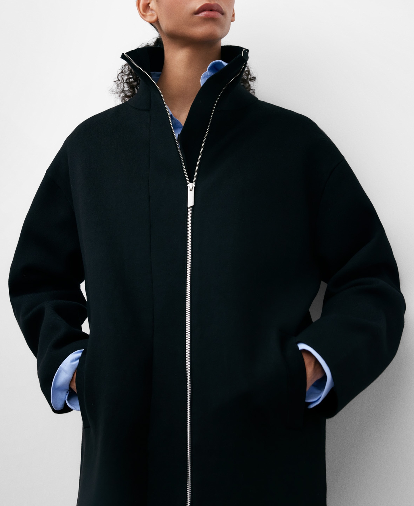 Abrigo largo de punto cuello alto mujer image number 3