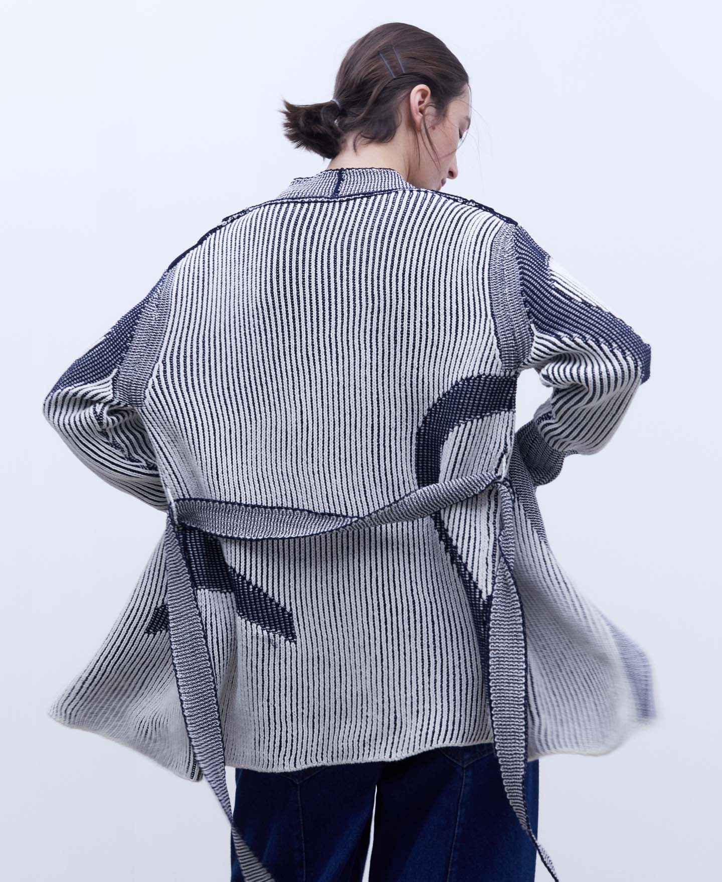 Chaqueta larga en punto intarsia image number 2
