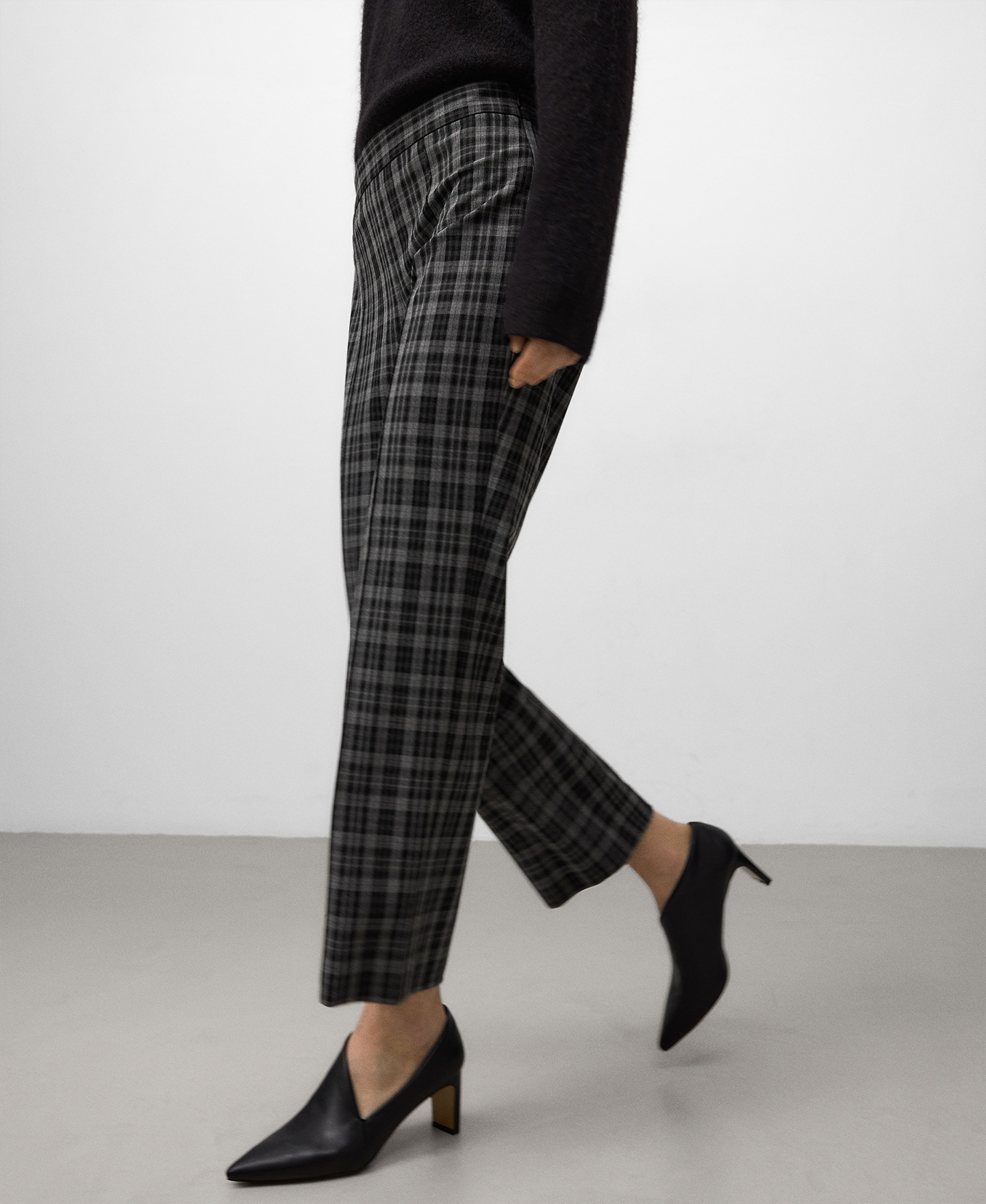 Slim fit checkered trousers woman image number 3