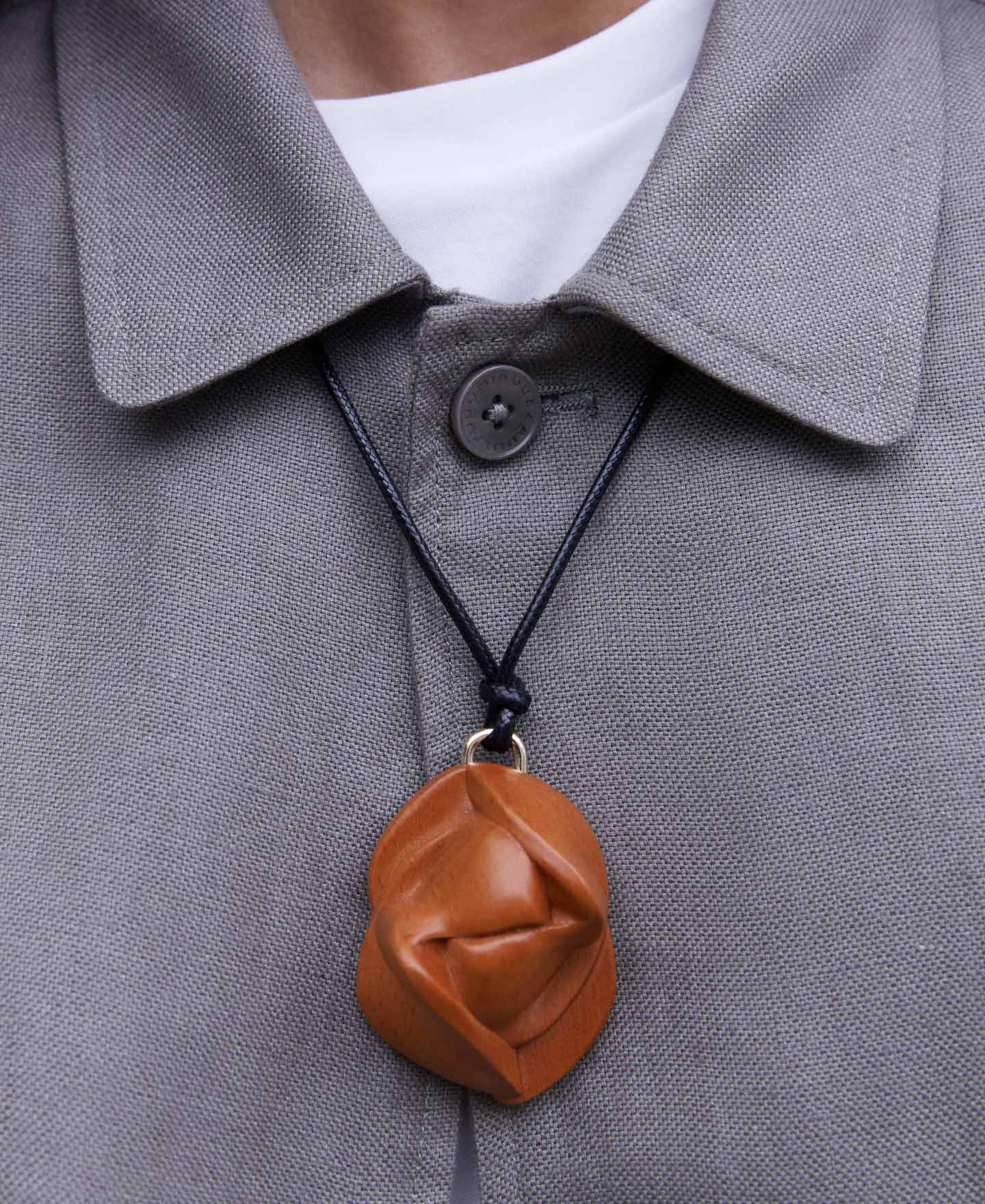 Contracción motif wood pendant image number 3