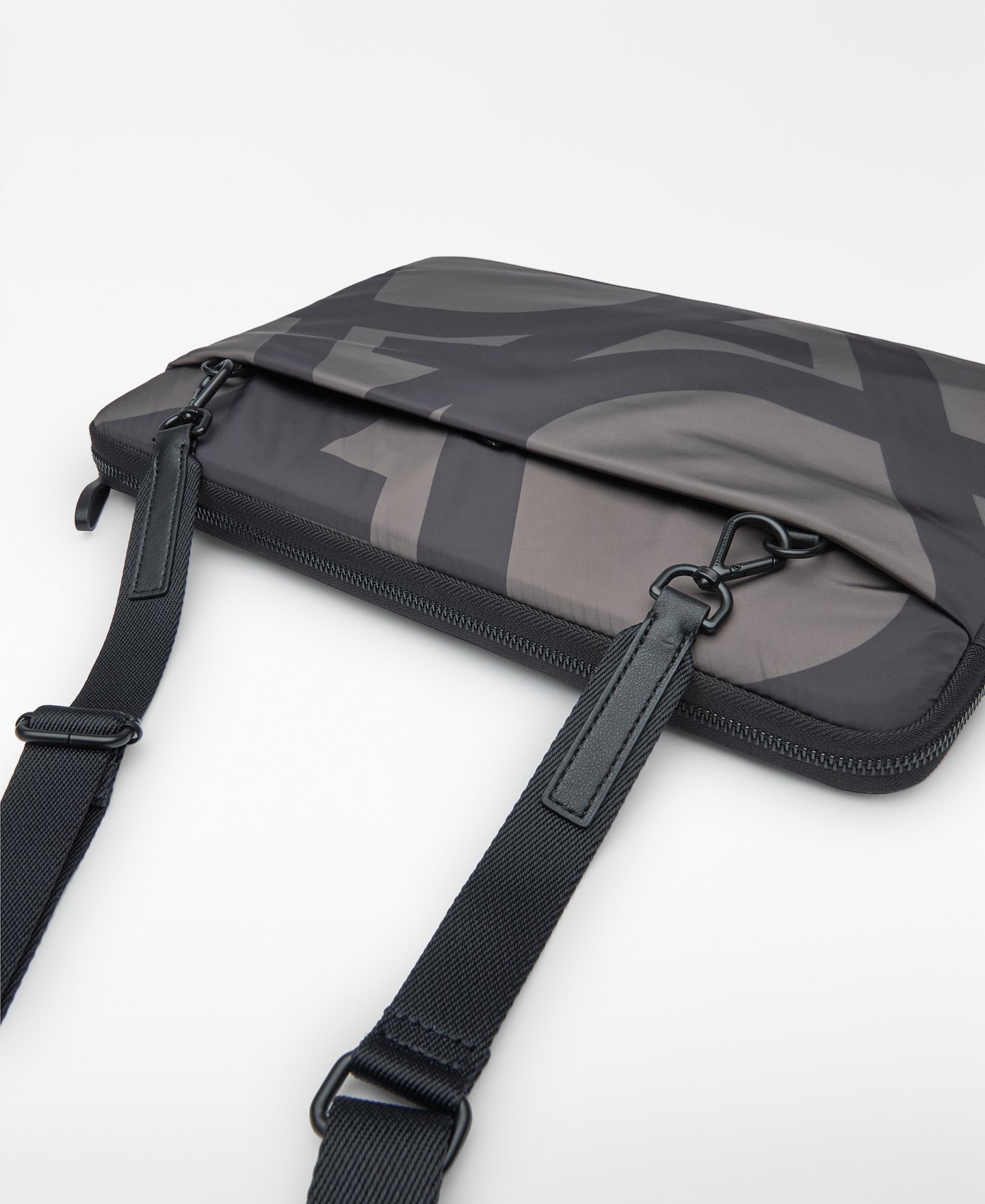 Housse pour ordinateur portable en nylon avec logo maxi pour femme image number 2