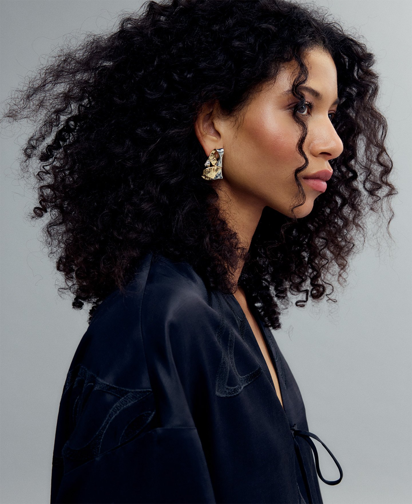 Embossed metal earrings woman image number 3
