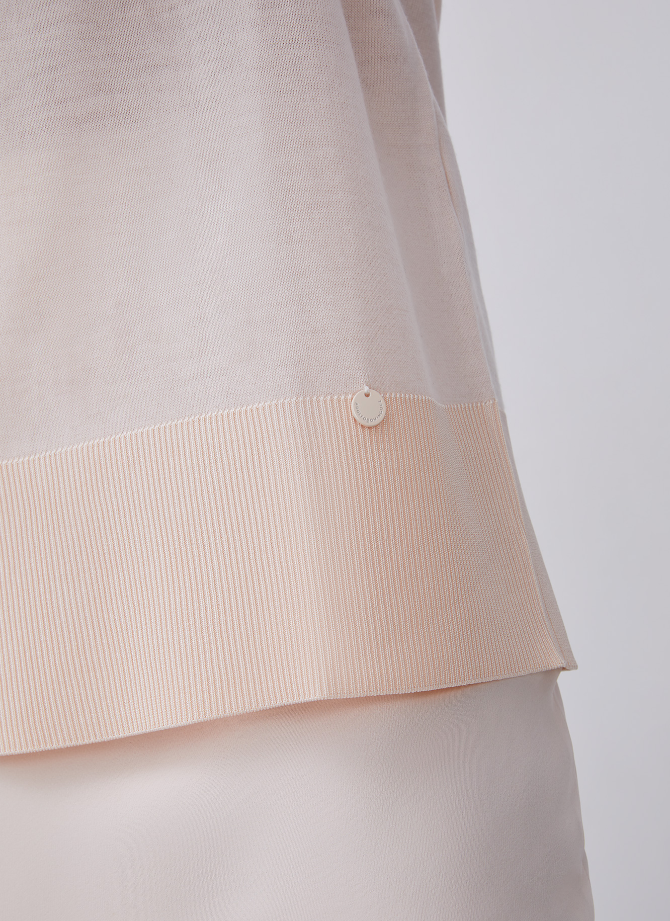 Fine merino wool v-neck sweater image number 4