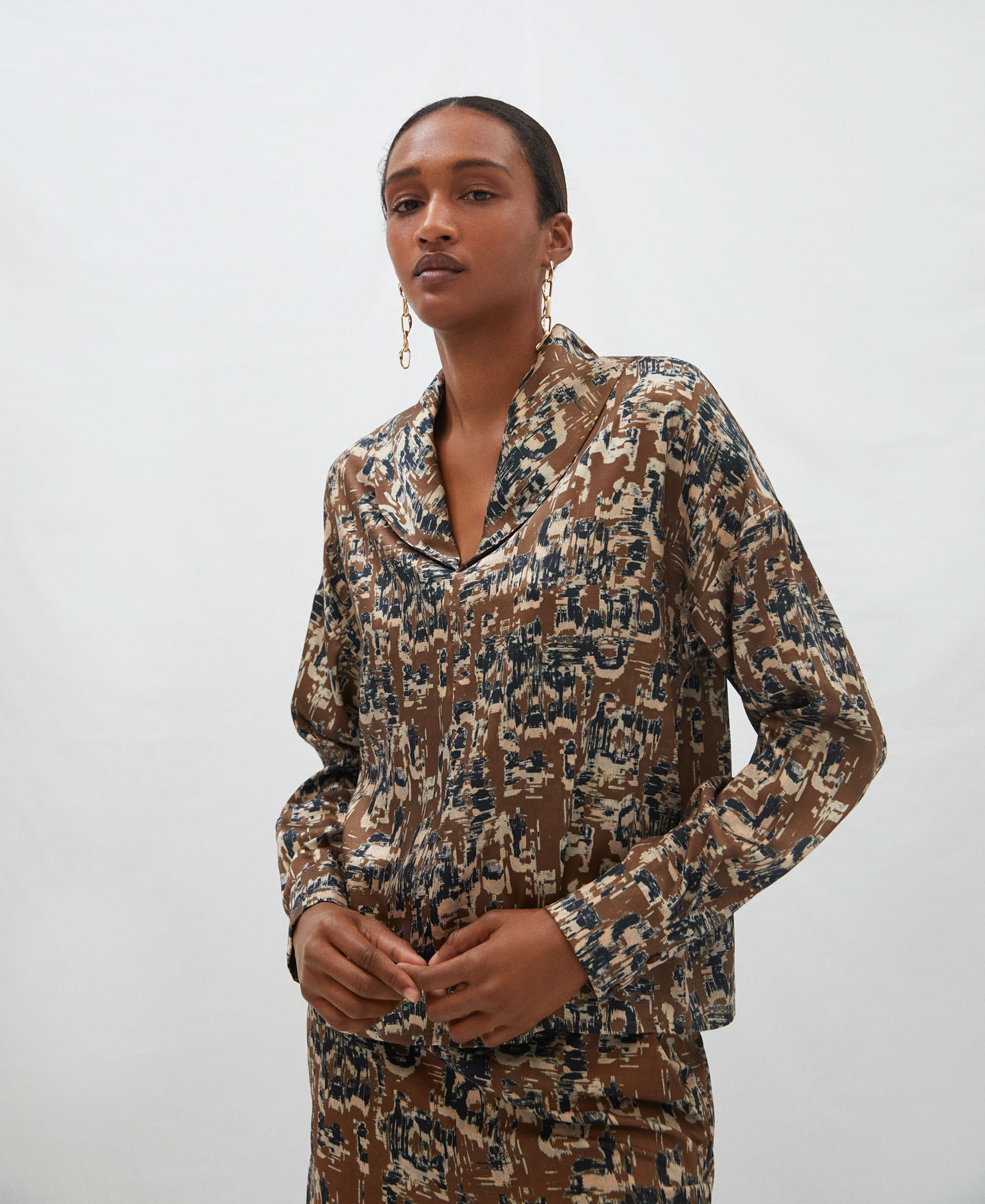 Camisa estampada cuello shawl image number 0
