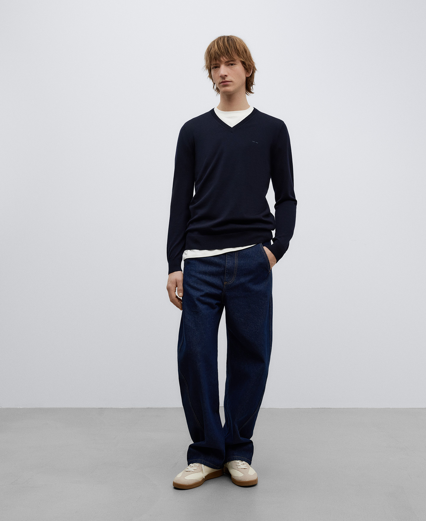 Jersey lana merino cuello pico hombre image number 1