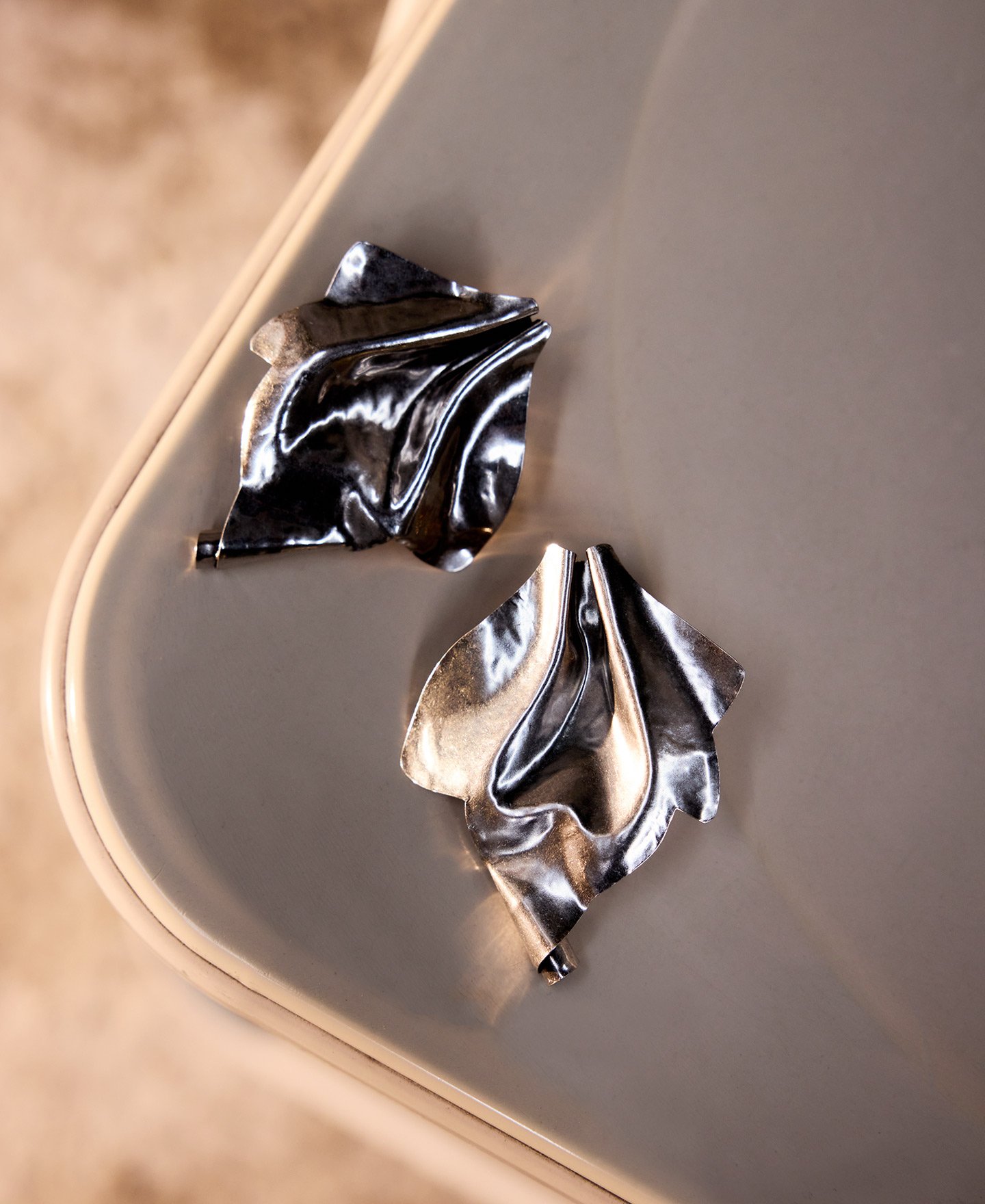 Embossed large earrings woman image number 3