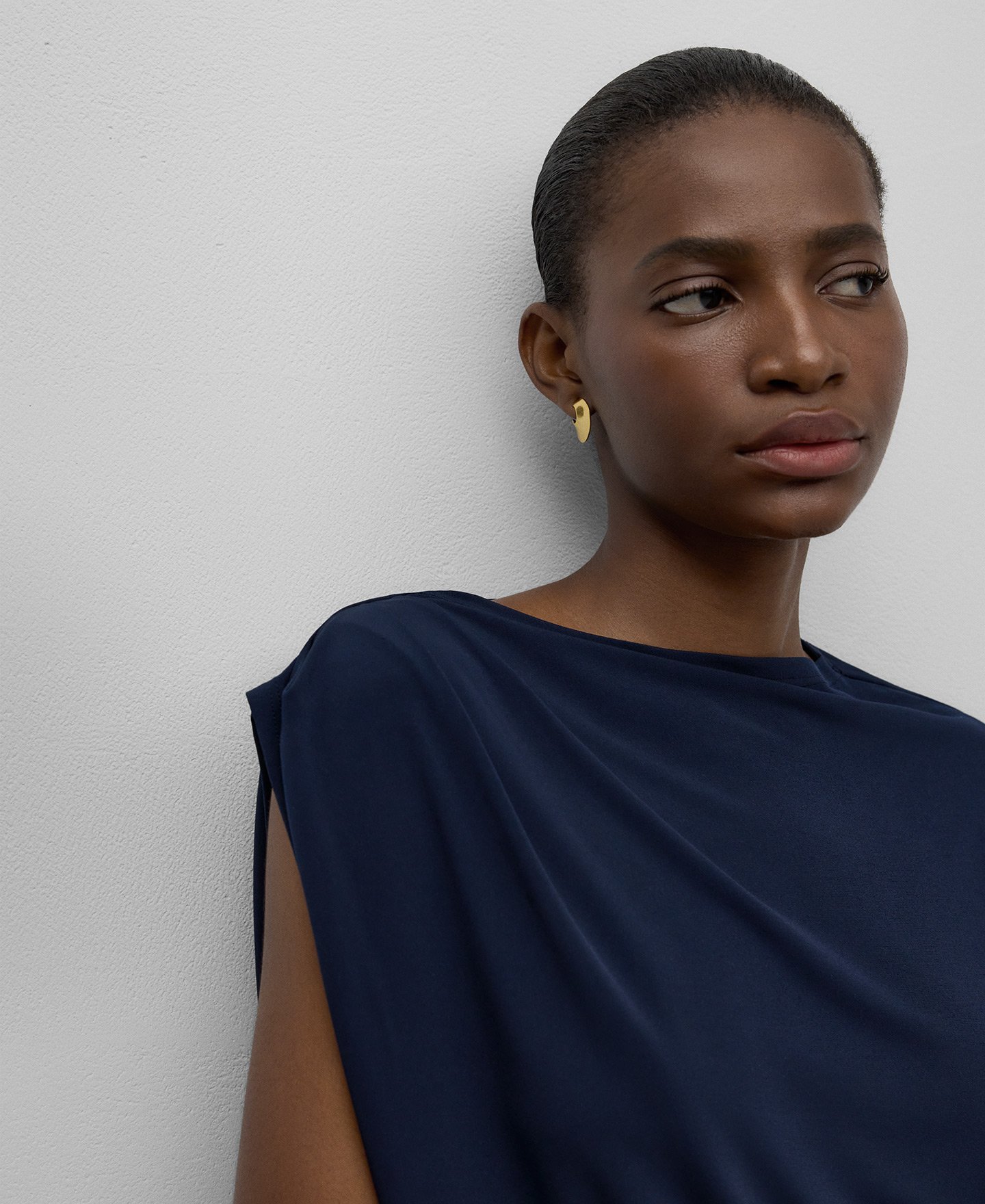 Camiseta hombro drapeado mujer image number 3