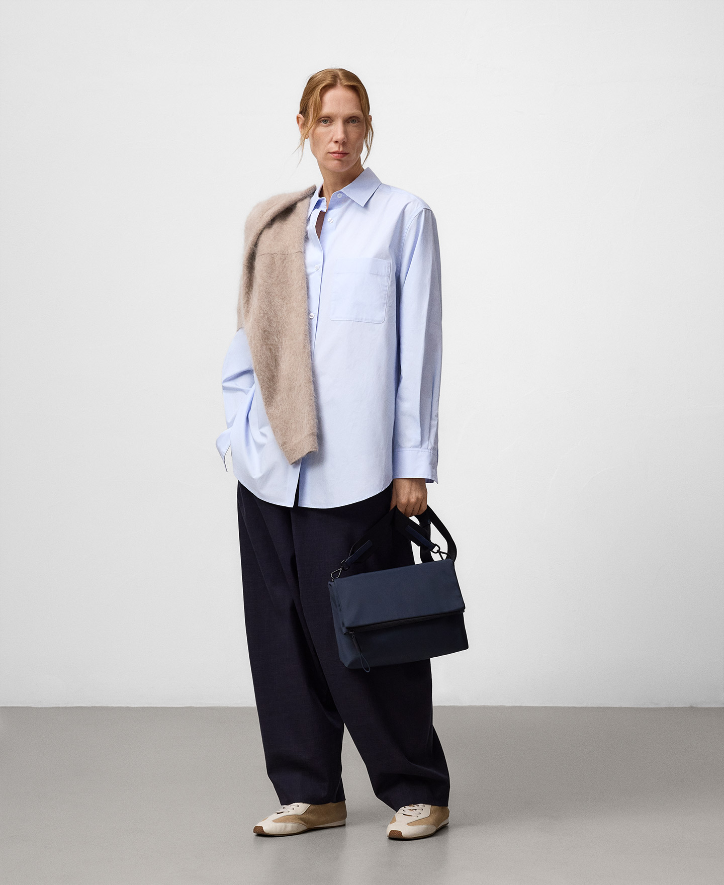 Bandolera mediana solapa nailon mujer image number 4