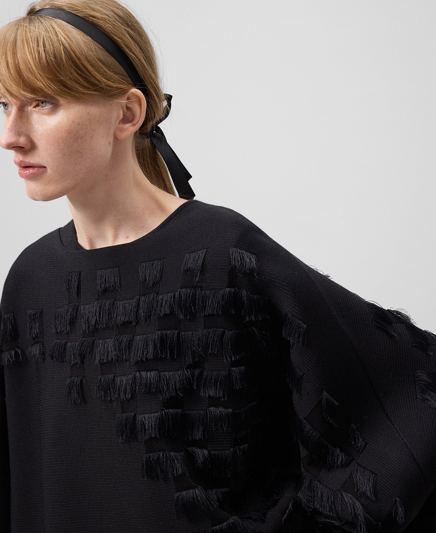 Fringe detailing short knit cape woman image number 3