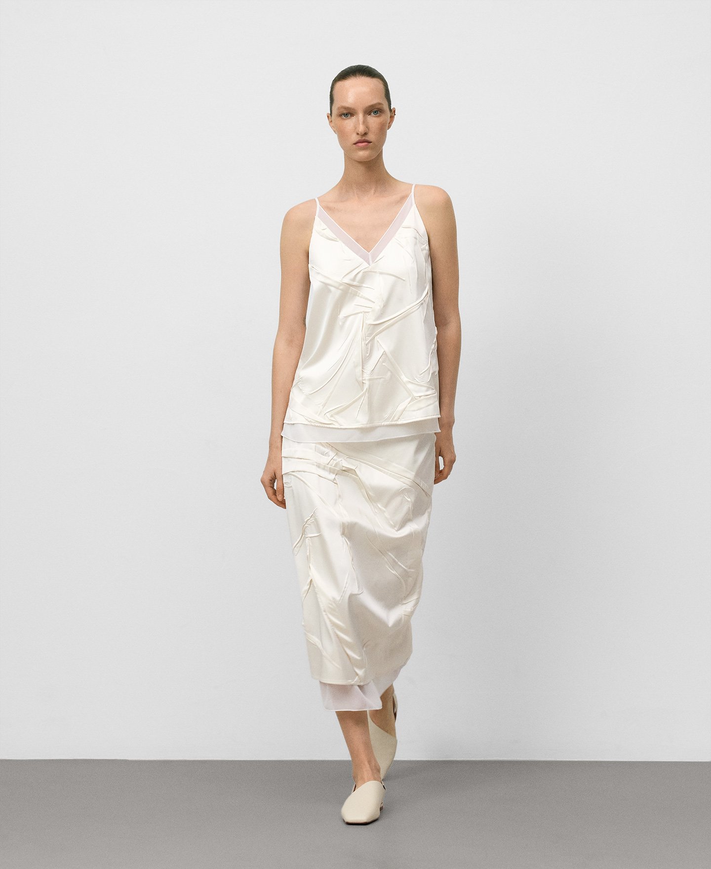 Wrinkled skirt with mixed fabric woman image number 1