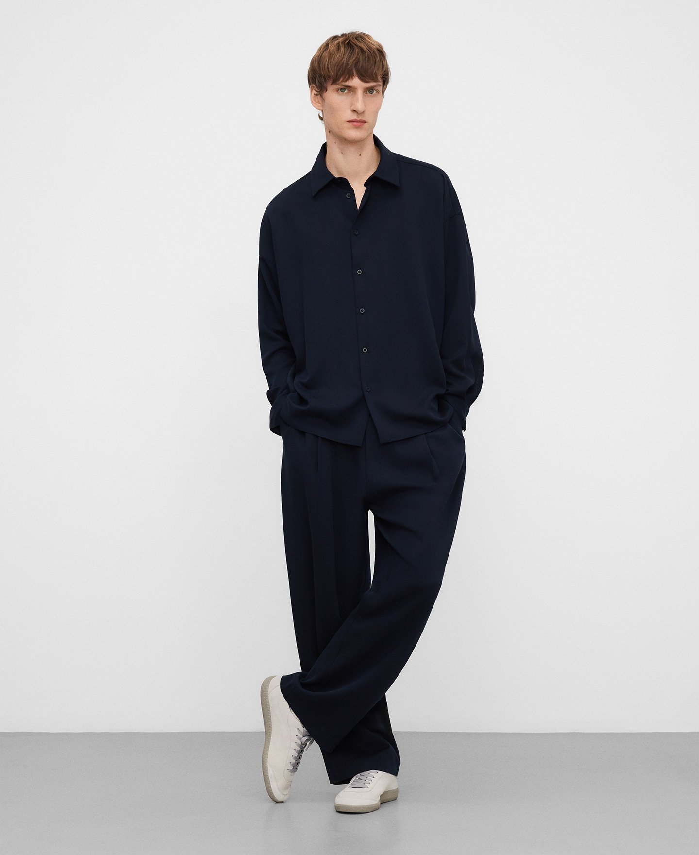 Pantal&oacute;n oversize pliegues image number 1