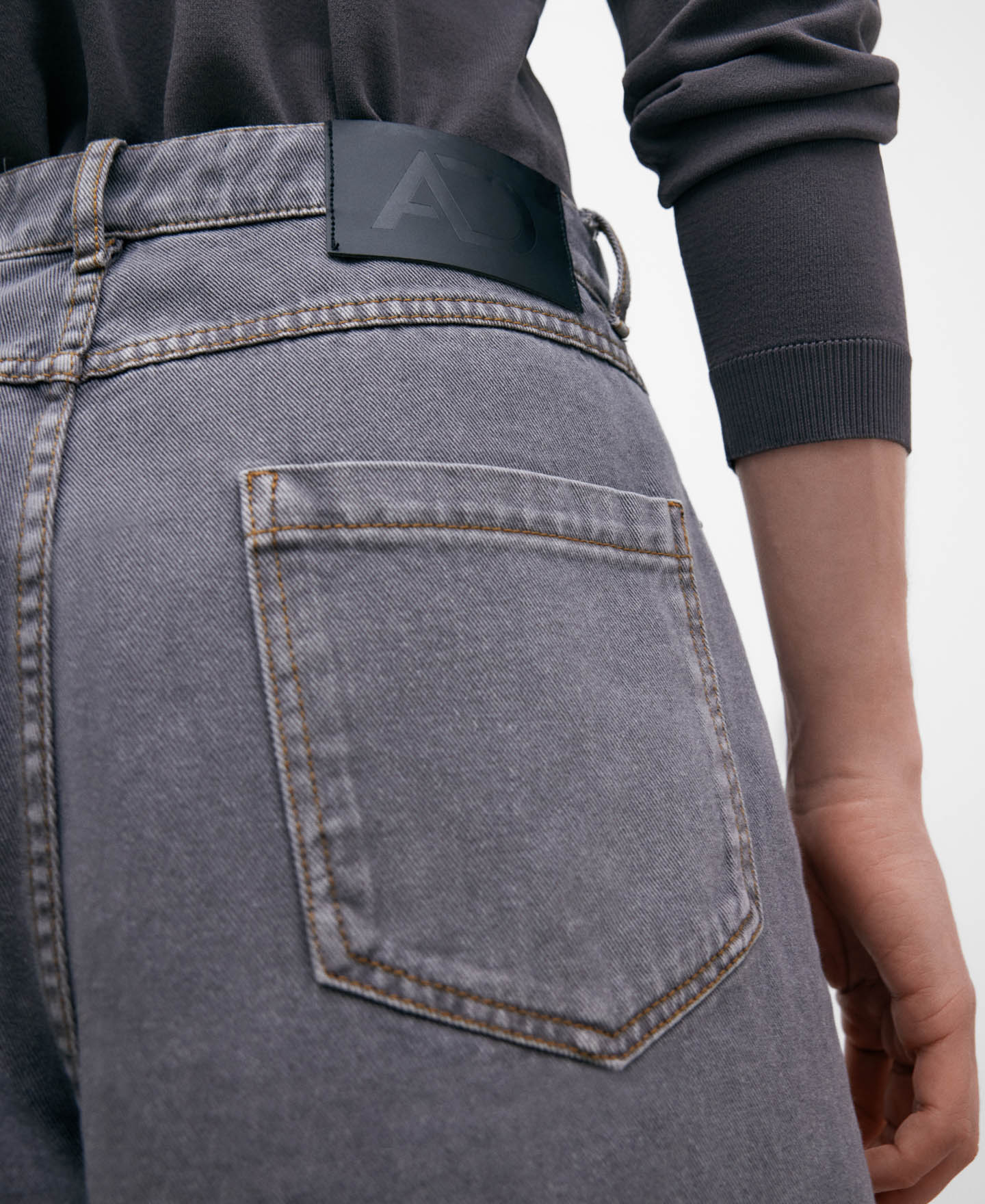 Grey denim Bermuda shorts for men image number 3
