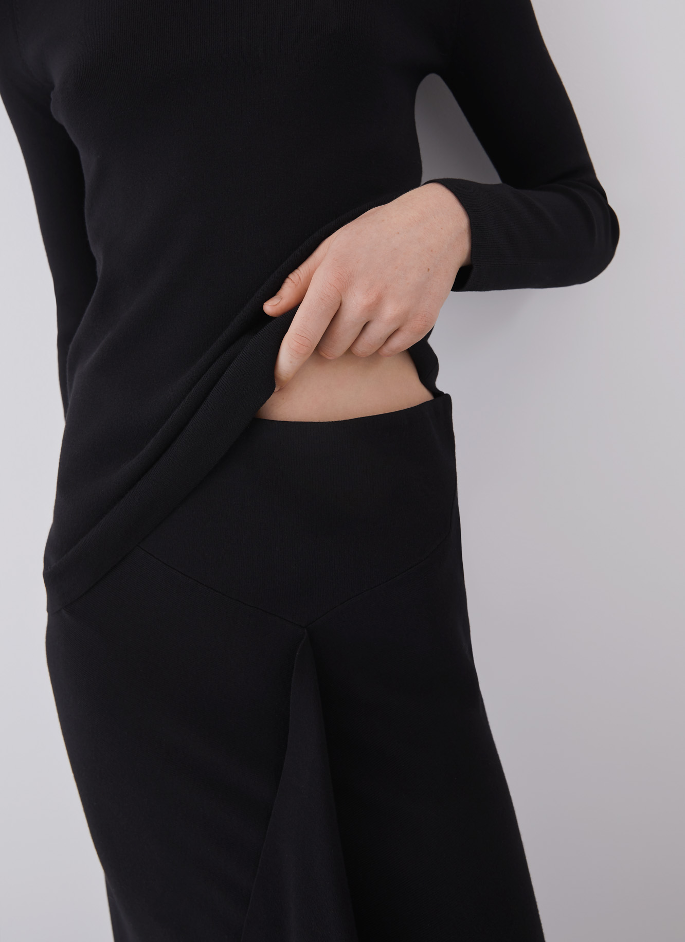 Jersey en punto goma cuello bailarina image number 2