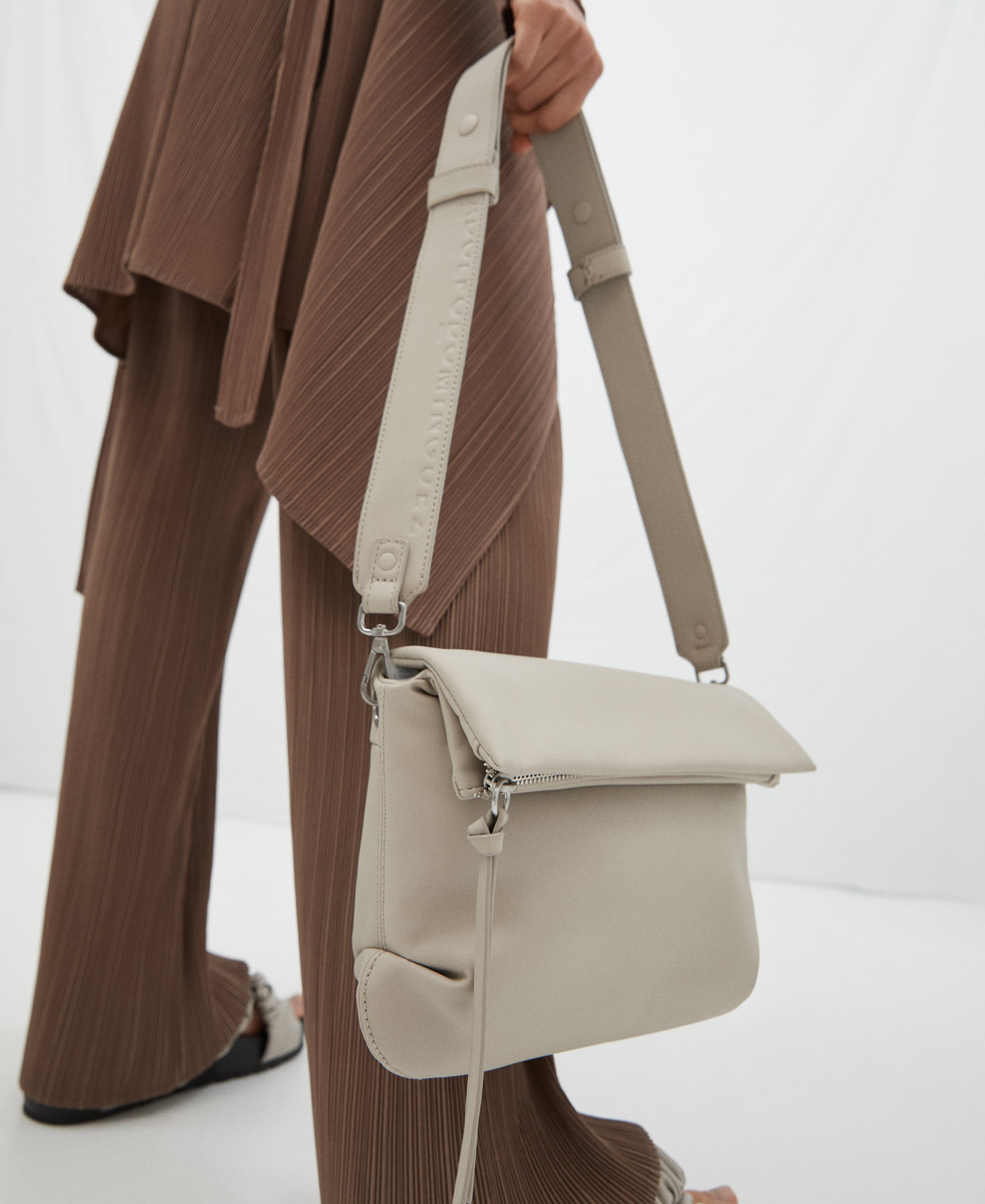 Recycled polyester pleated messenger bag image number 3