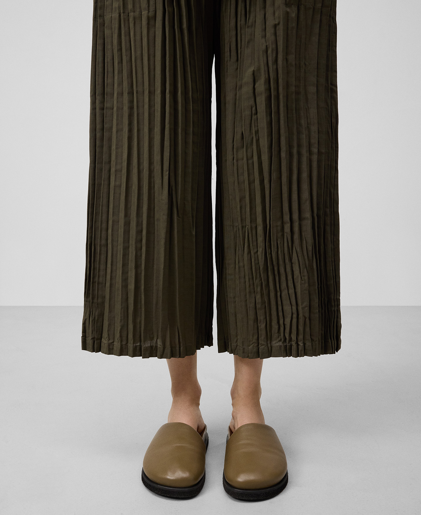 Pantal&oacute;n plisado pierna ancha mujer image number 3