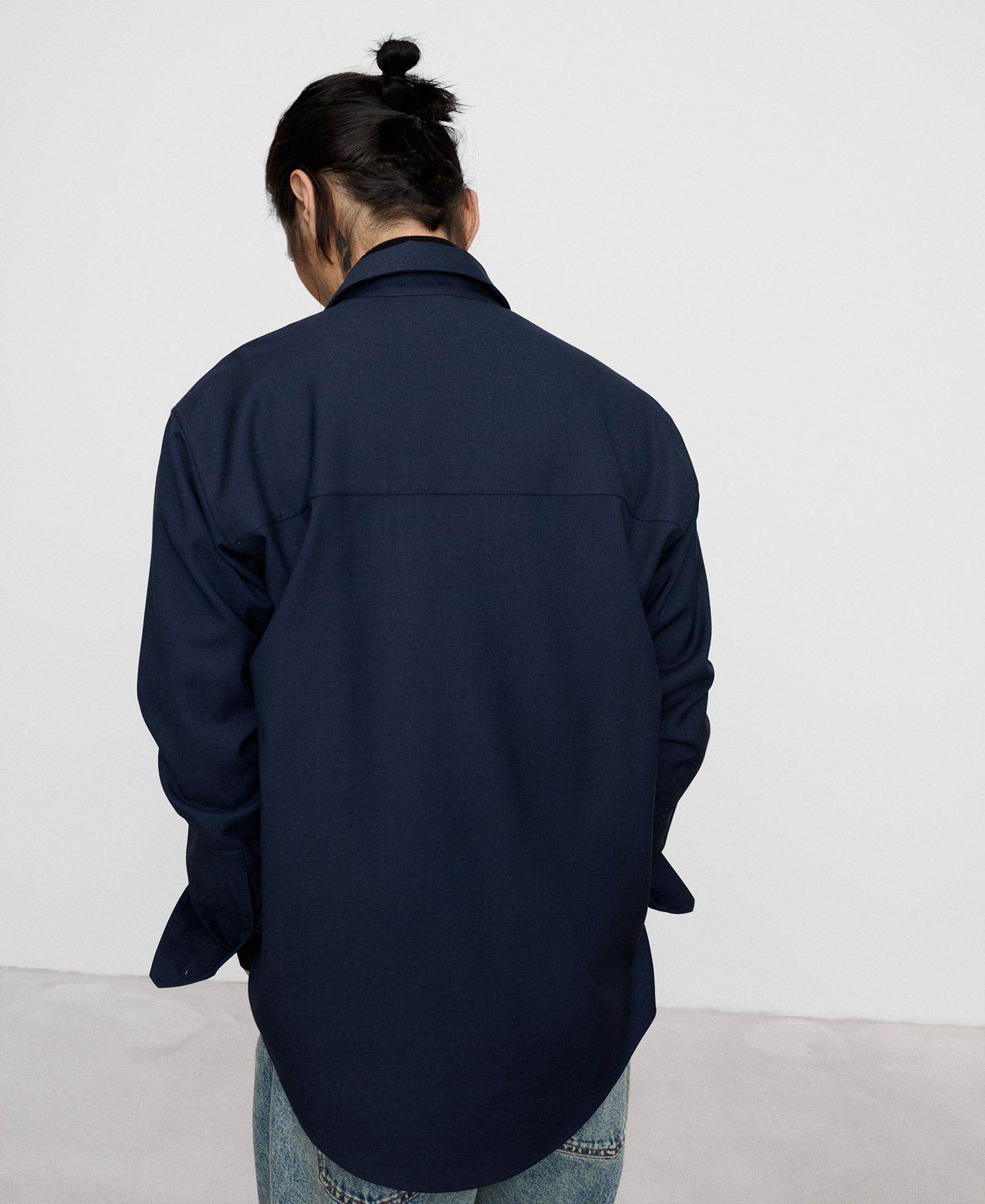 Spread collar shirt with pleat image number 2