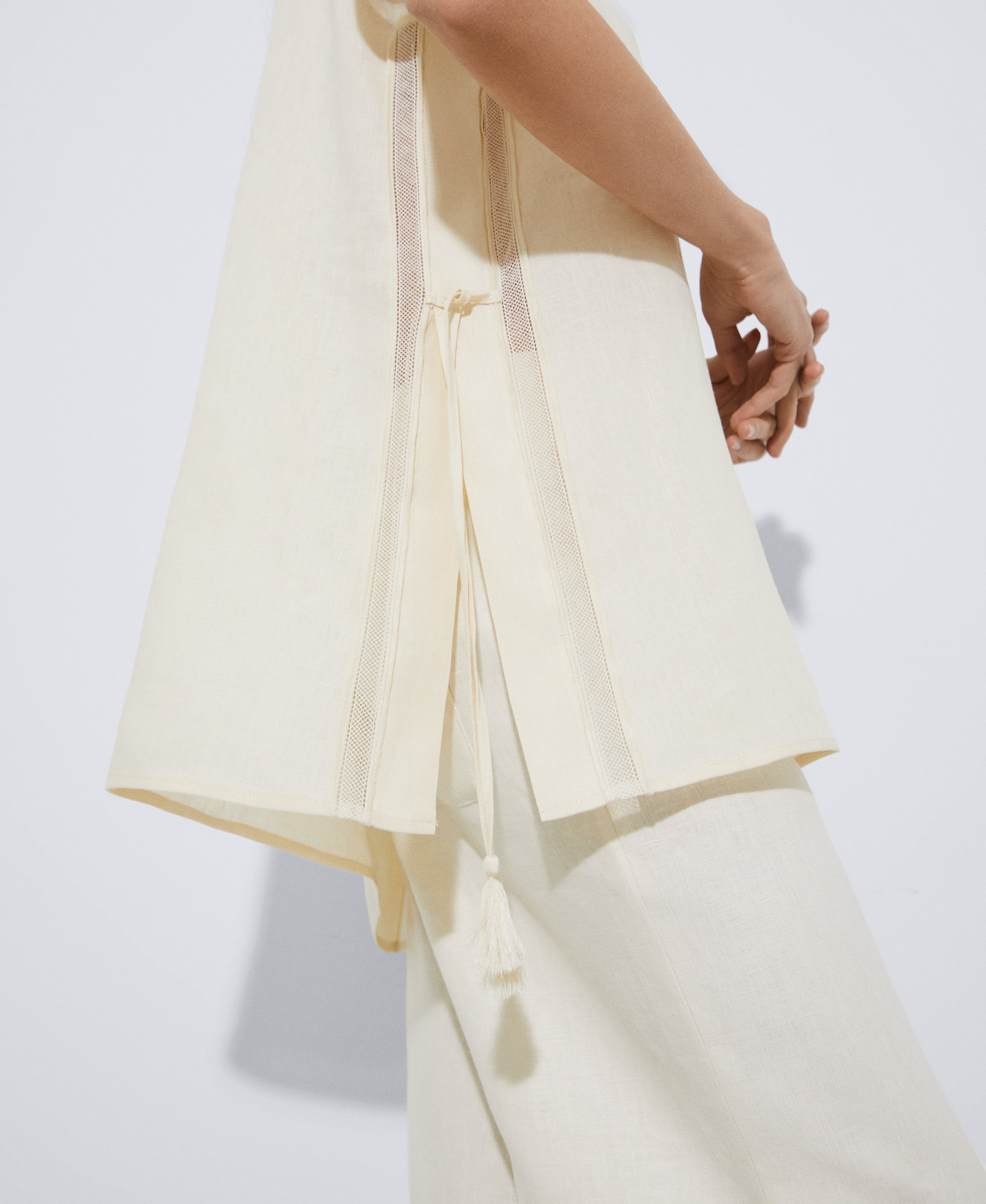 Blusa borlas en lino responsable image number 0