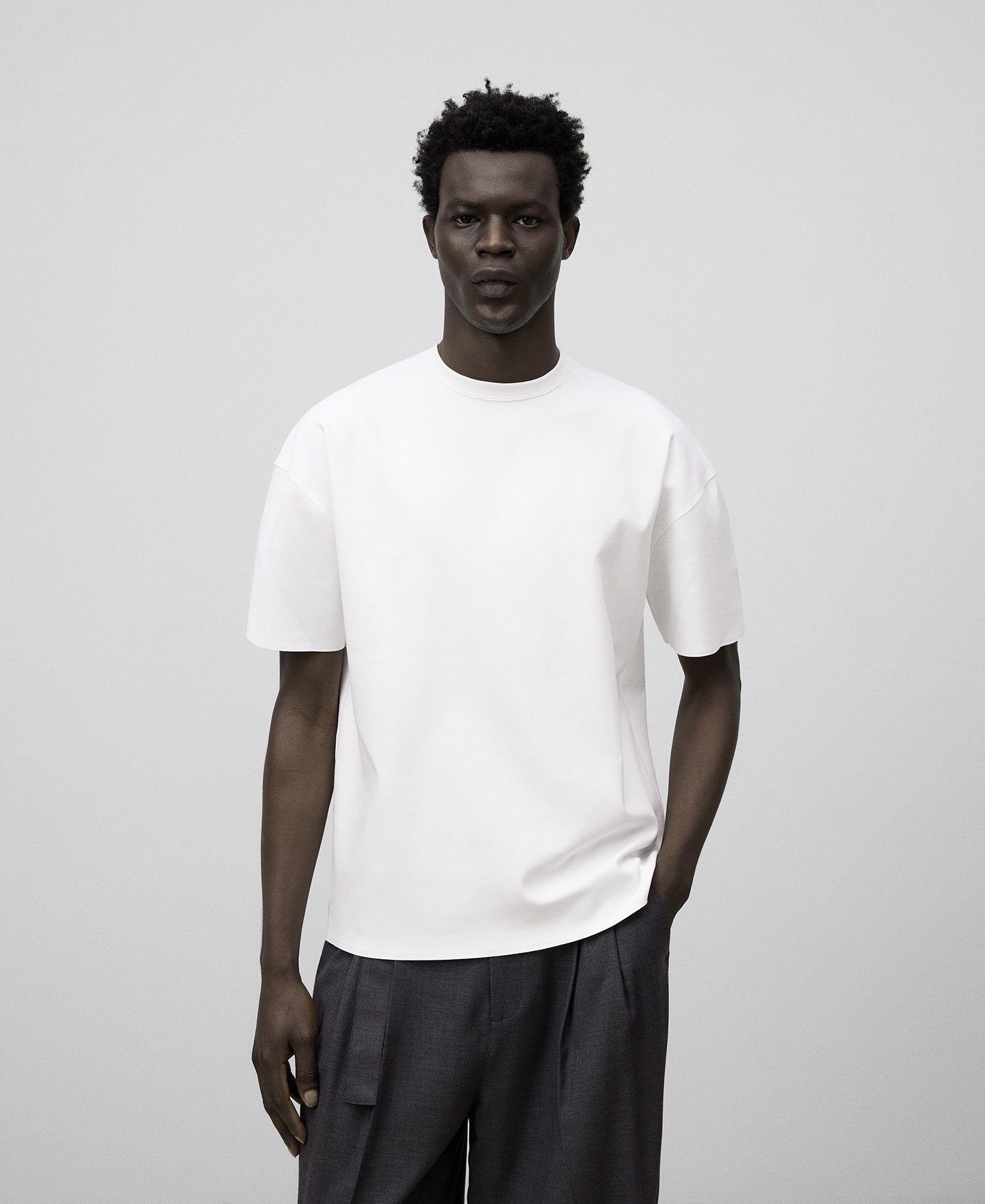 Camiseta cuello caja blanca hombre image number 0