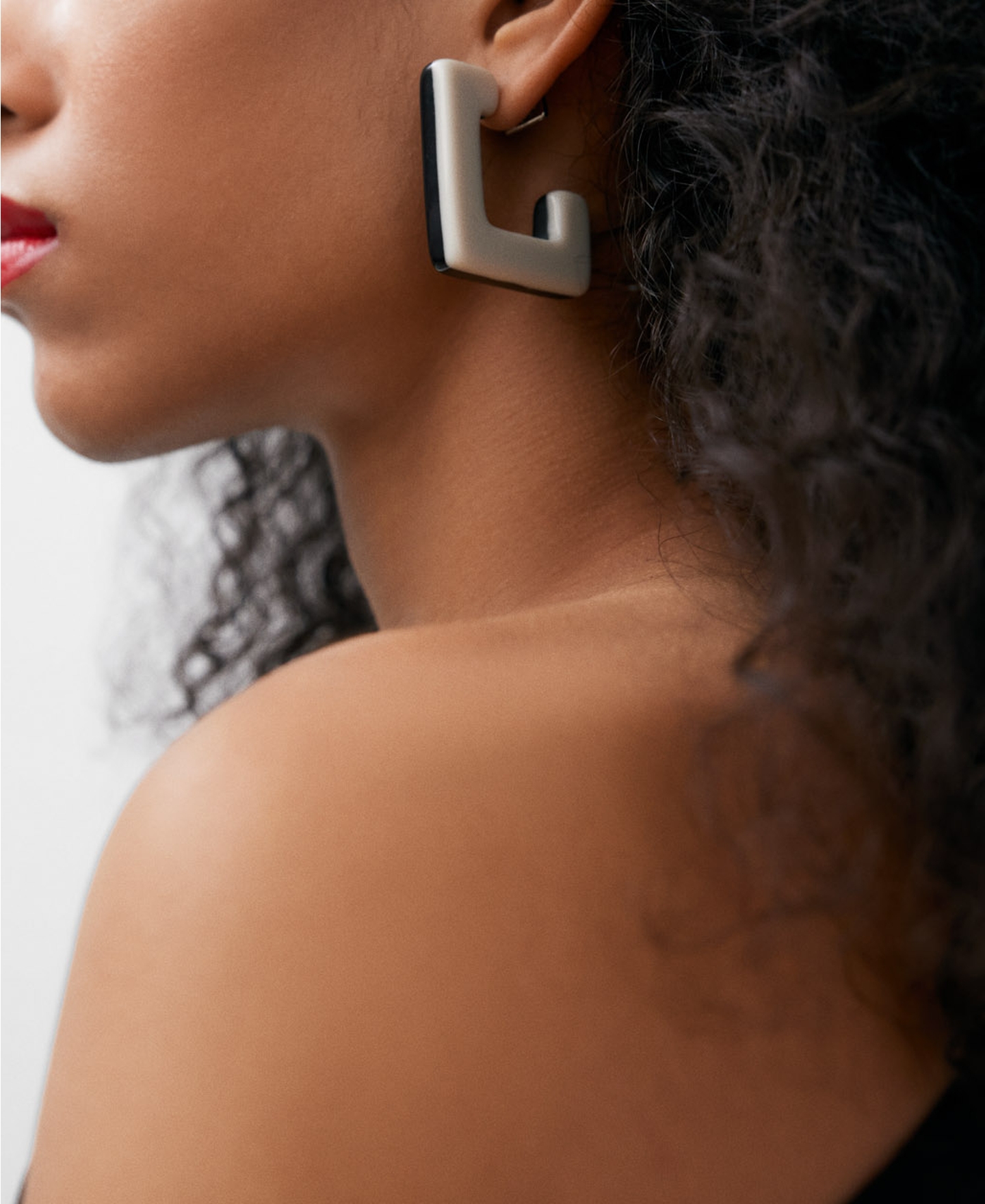 Two-coloured square earring for women image number 3
