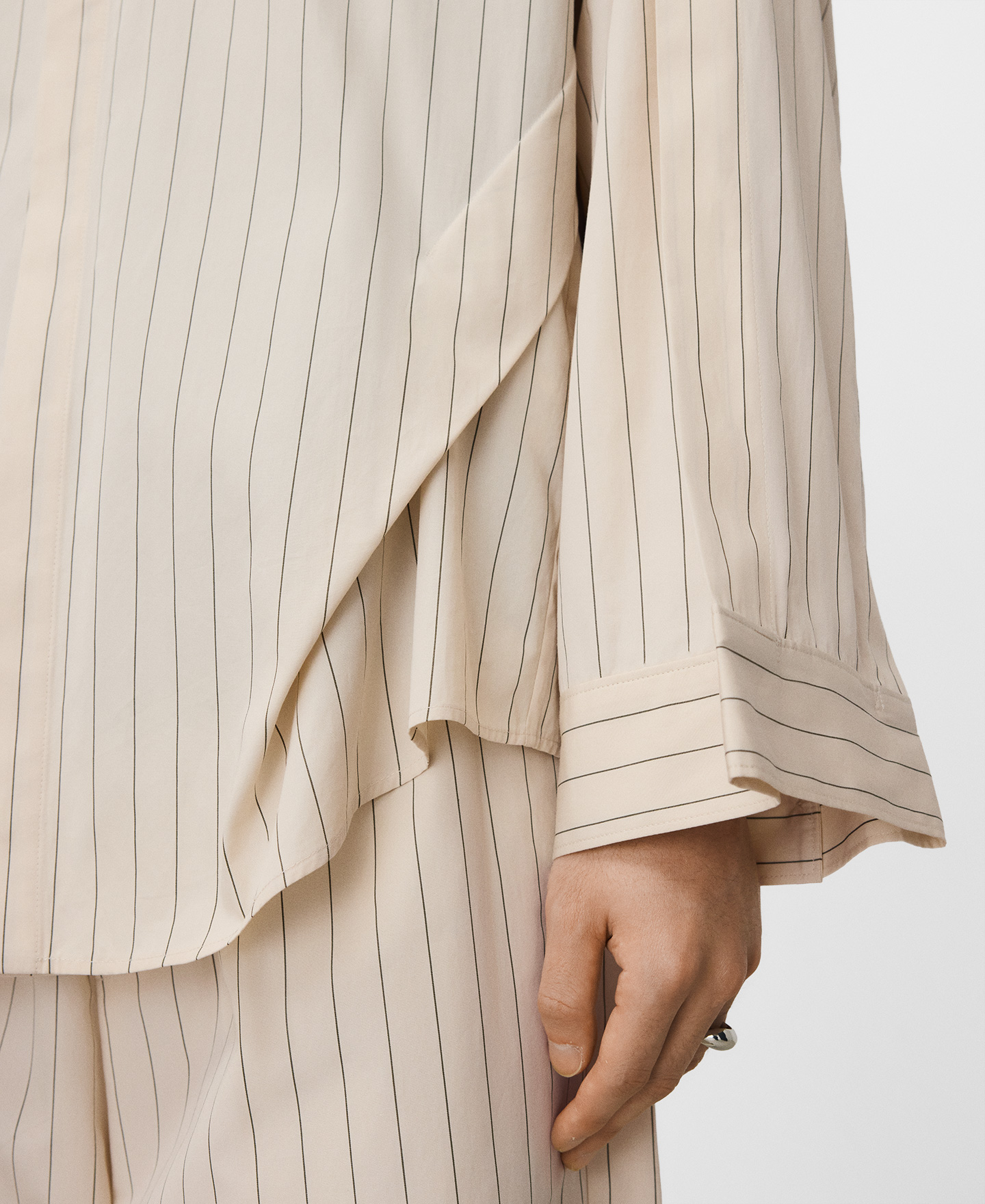 Relaxed fit pleated striped shirt image number 3