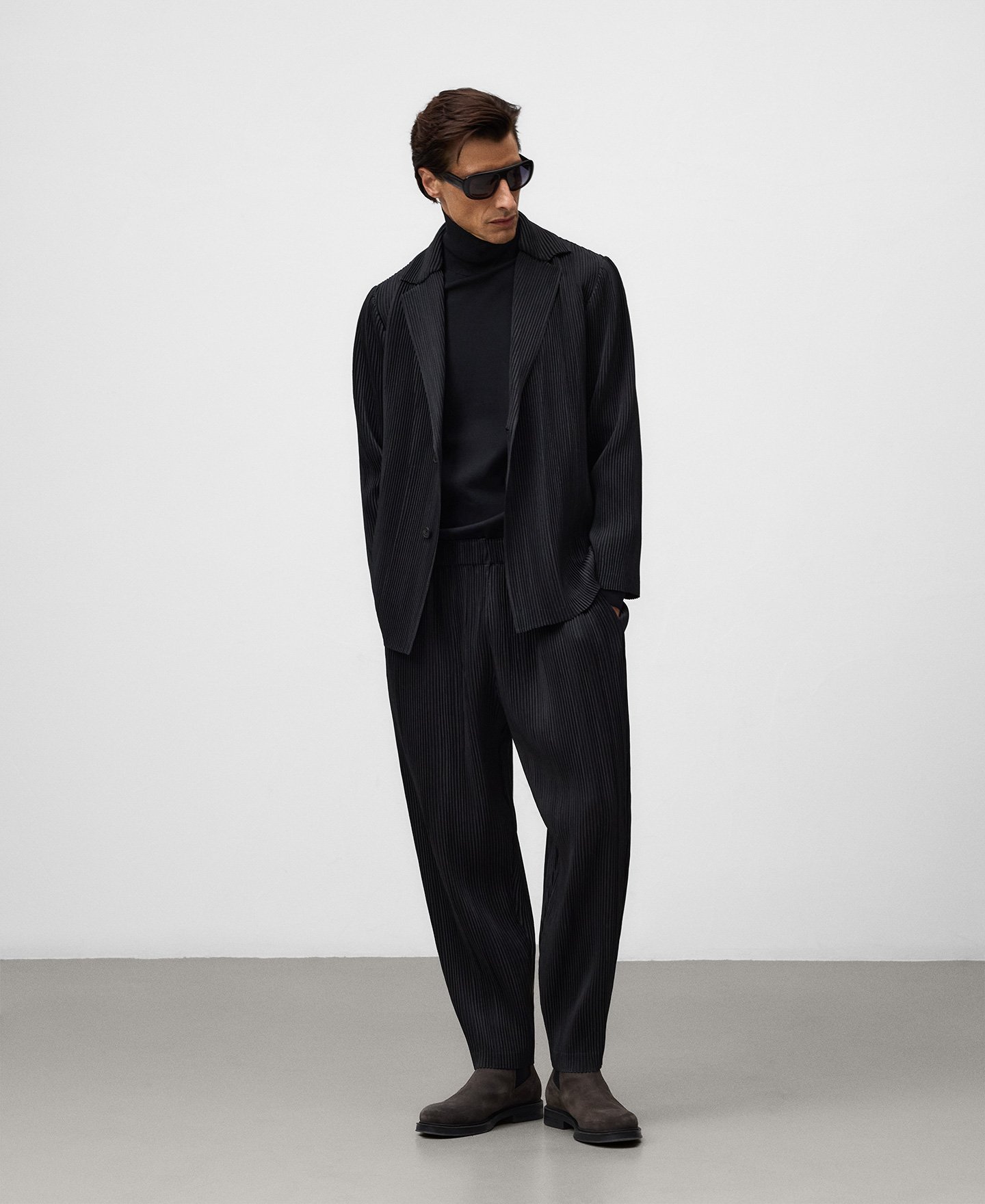Barrel fit crinkle trousers man image number 1