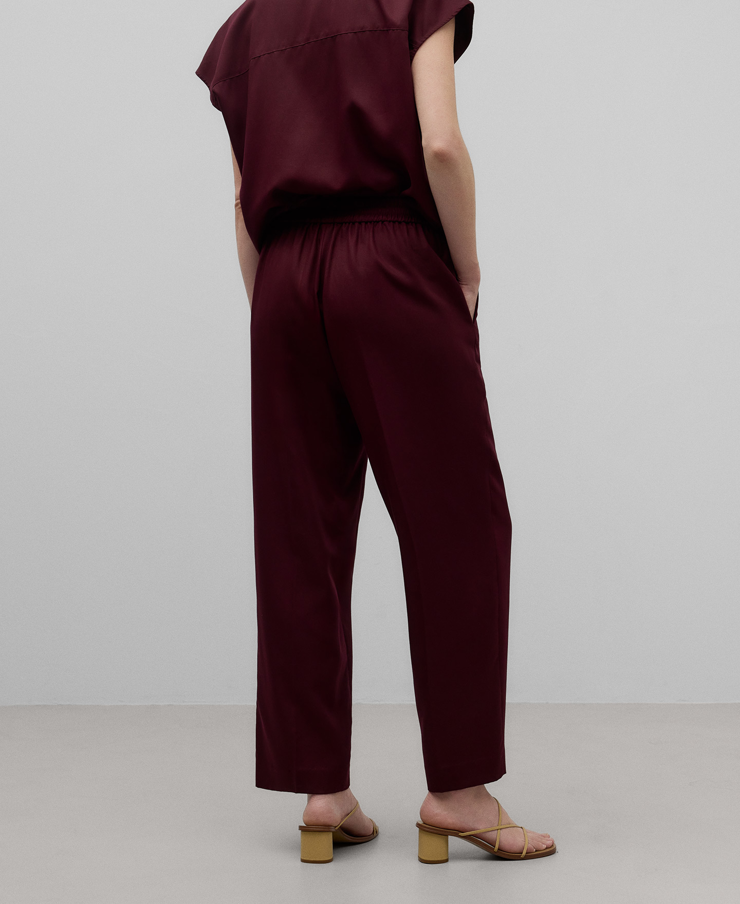 Straight burgundy trousers woman image number 2