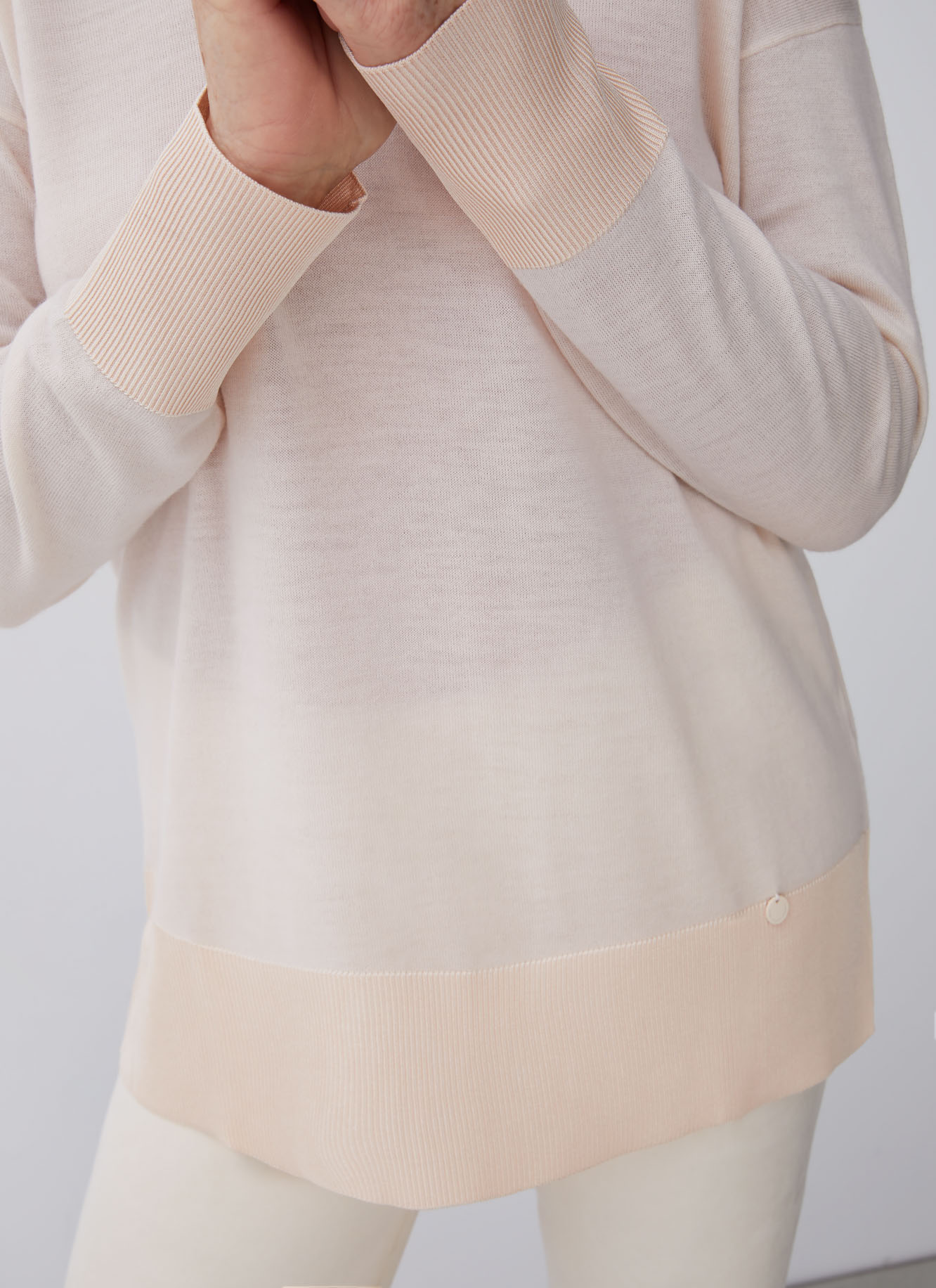 Fine merino wool v-neck sweater image number 5
