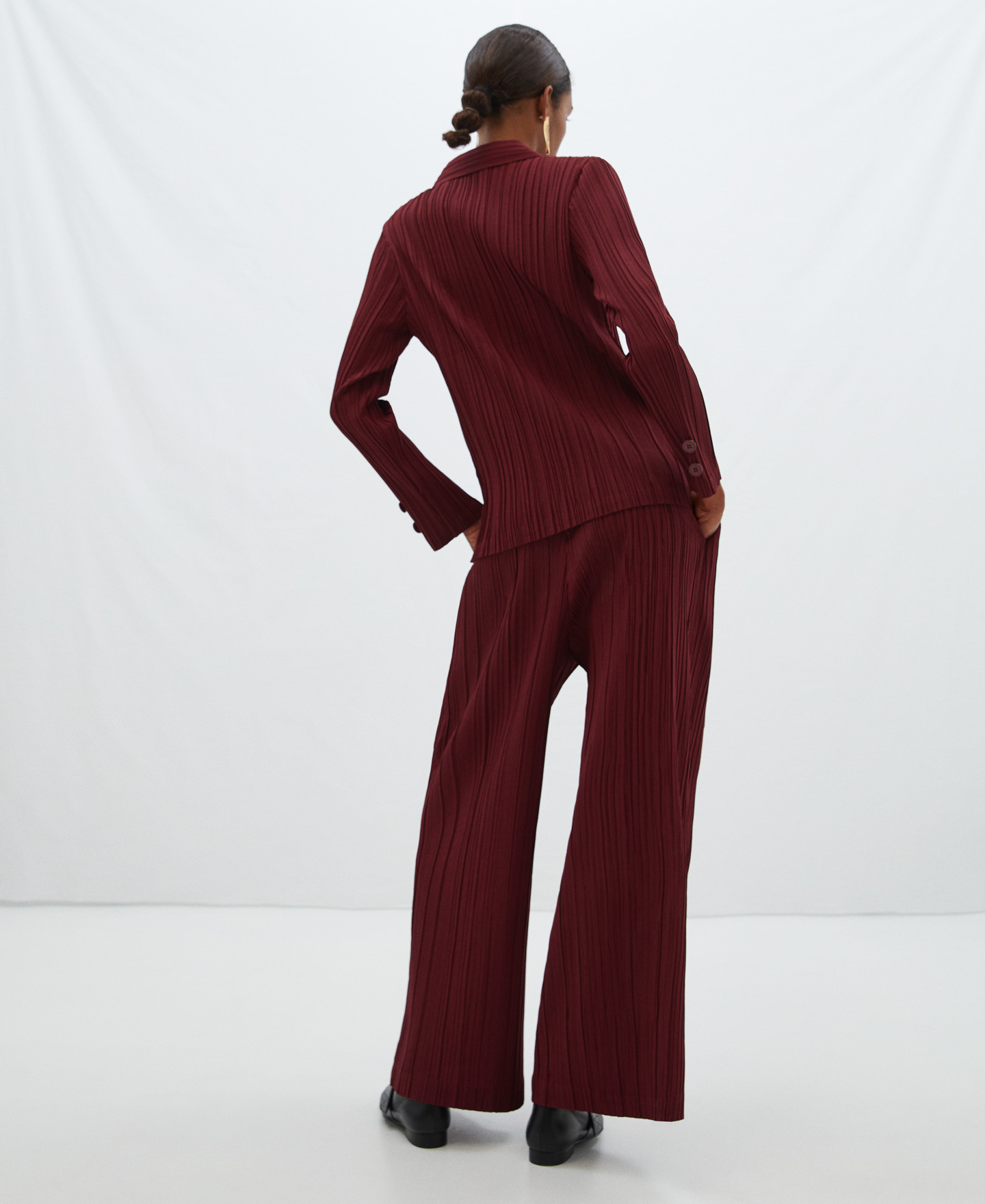 Pantalón oversize en crinkle image number 2