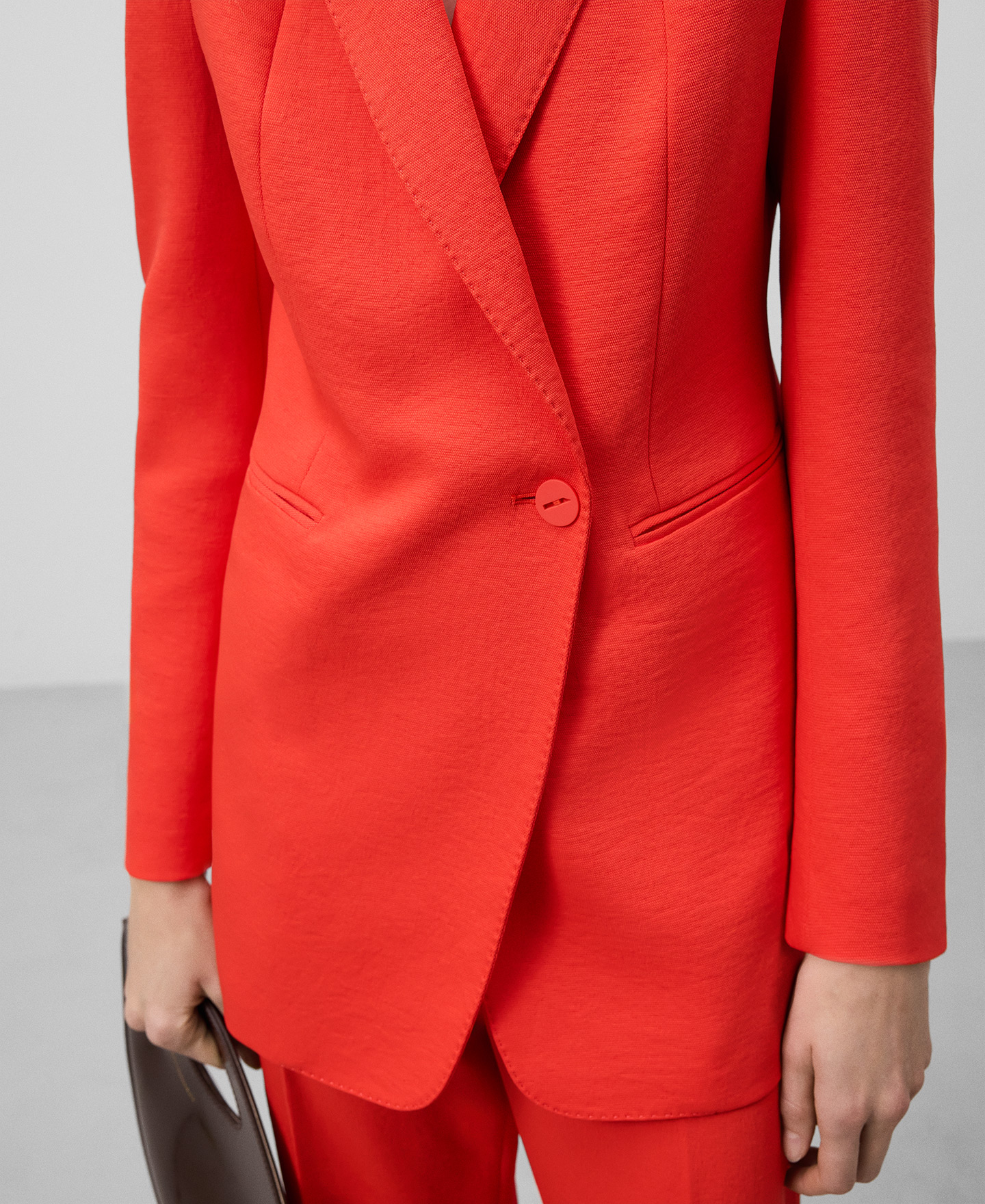 Red blazer woman image number 3