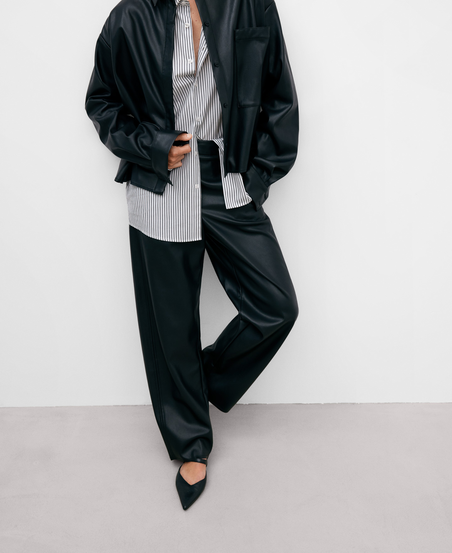 シンセティックレザーのストレートパンツ image number 5