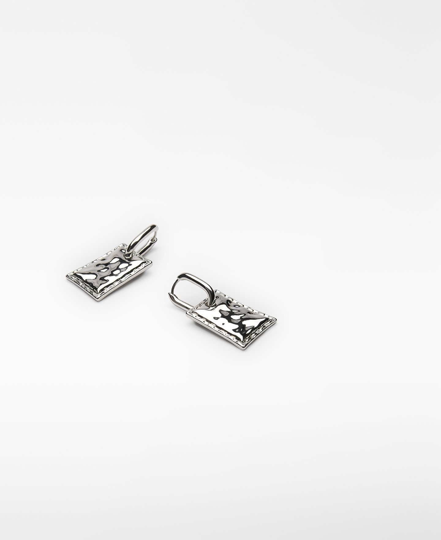 Pendientes plateados relieve mujer image number 2