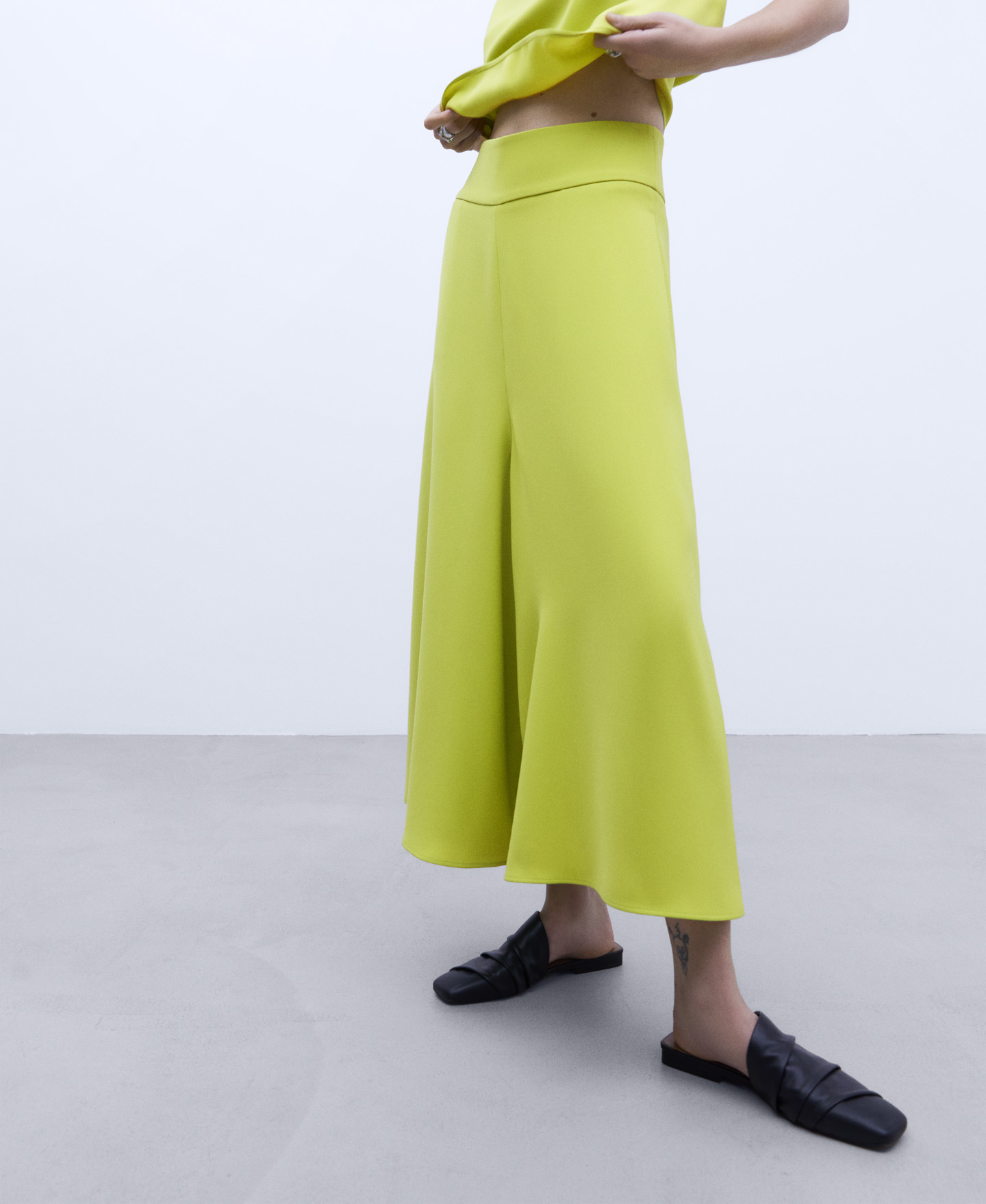 Cropped monochromatic trousers image number 0
