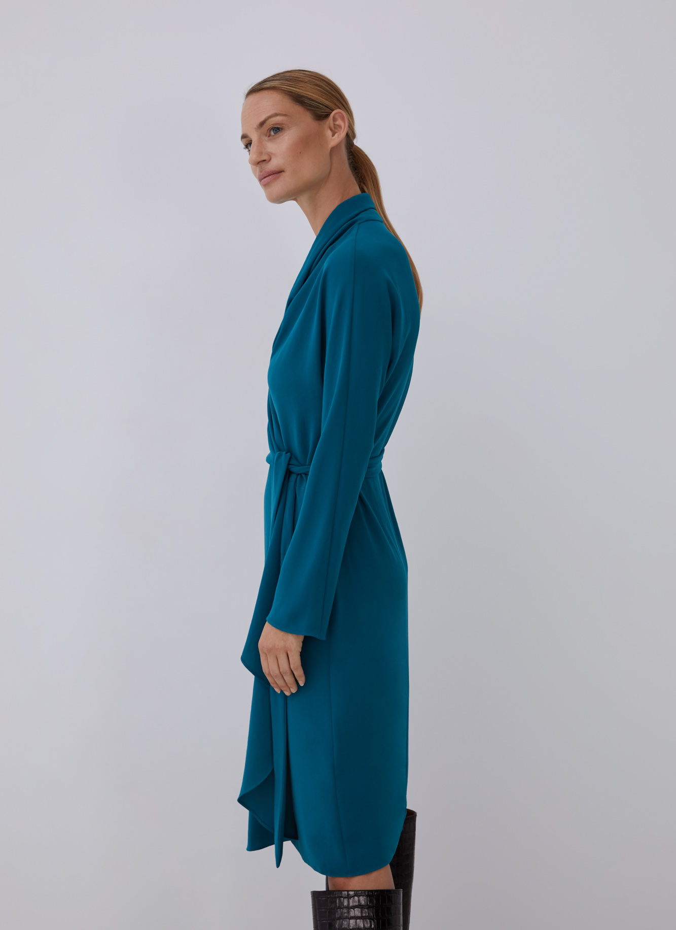 Vestido cruzado midi godet lateral image number 4