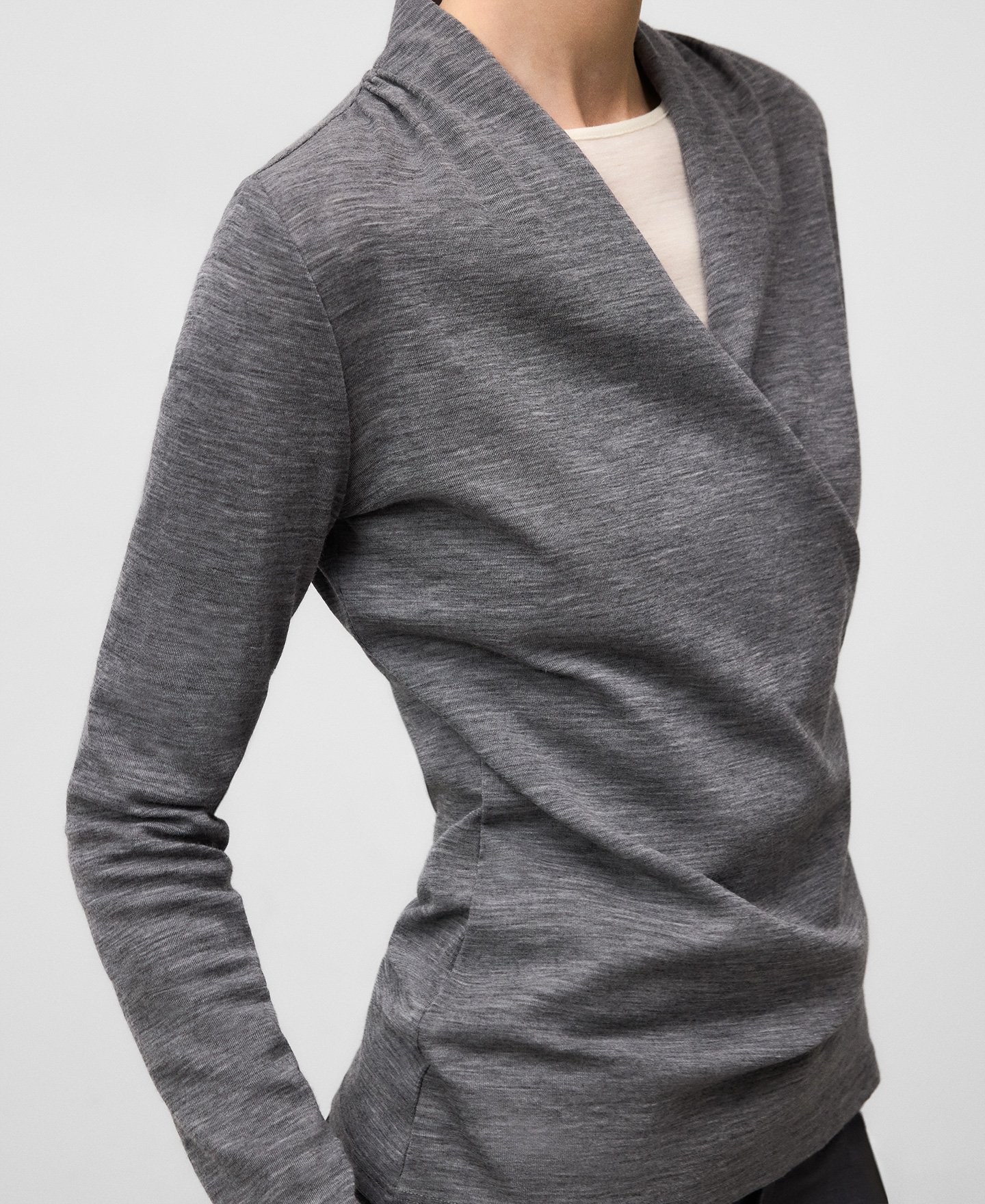Camiseta cruzada lana merino mujer image number 3