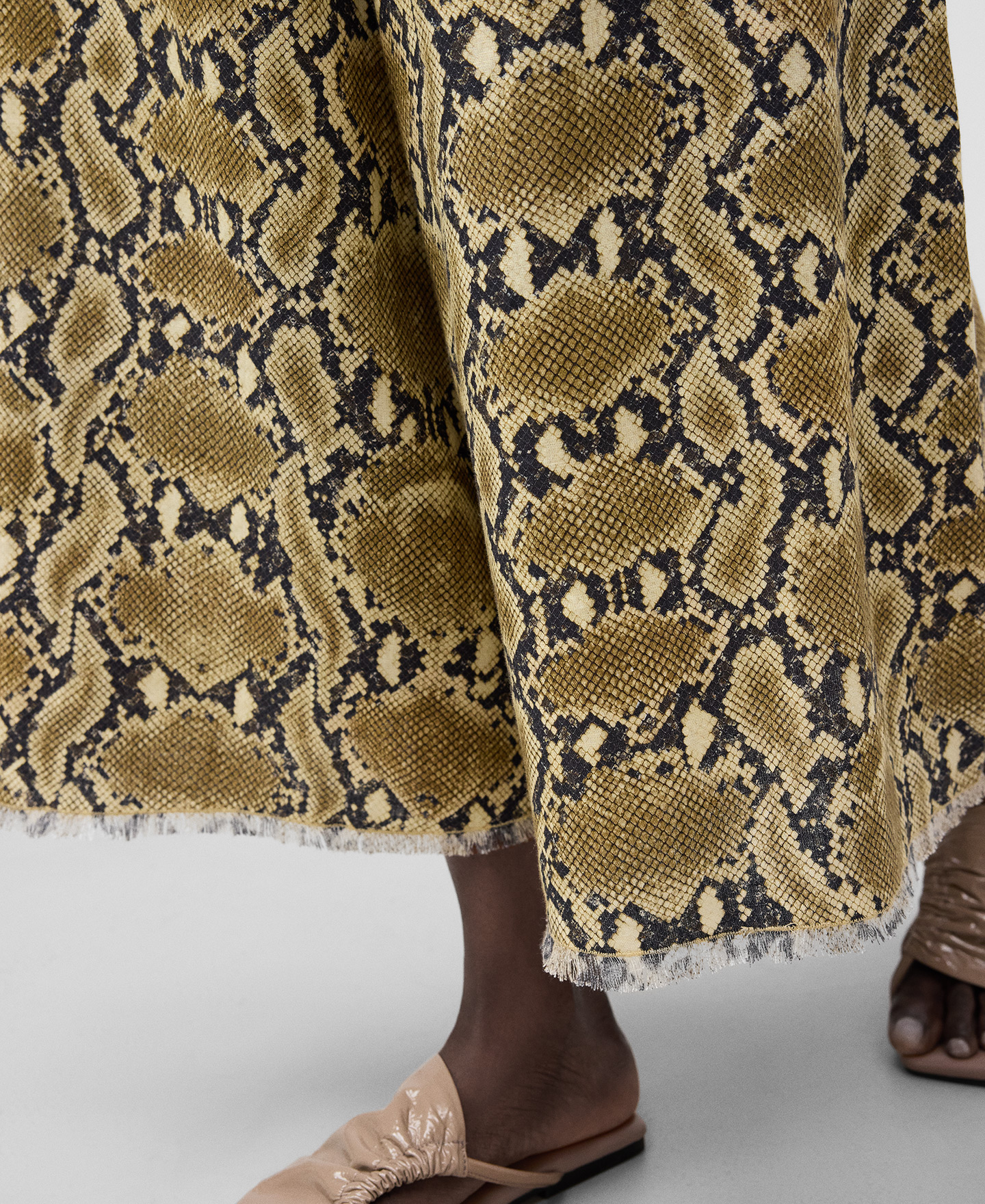 Snake-print linen cropped trousers woman image number 3